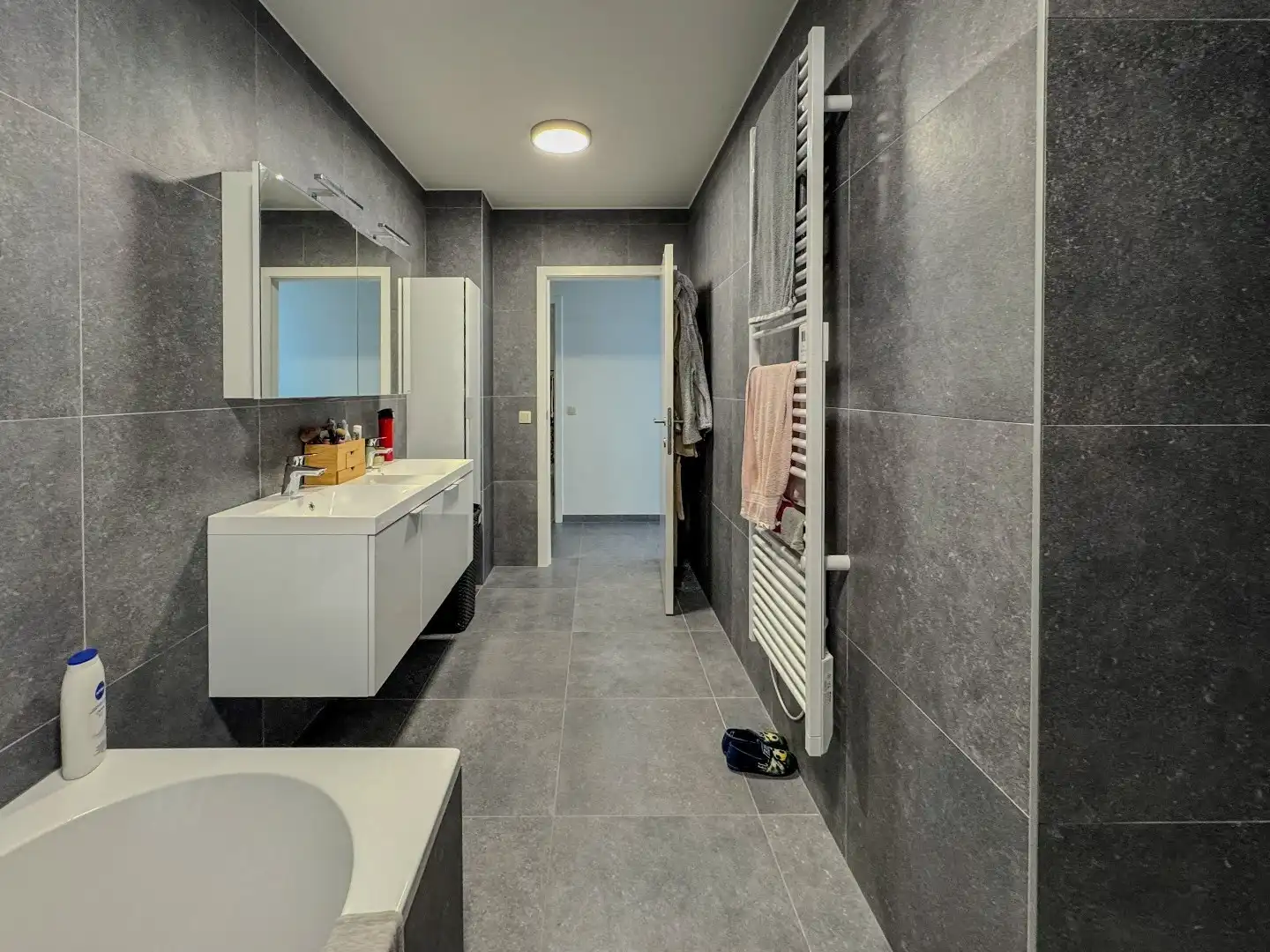 Prachtige nieuwbouwwoning met 3 slaapkamers, carport en tuin met tuinberging. foto 11