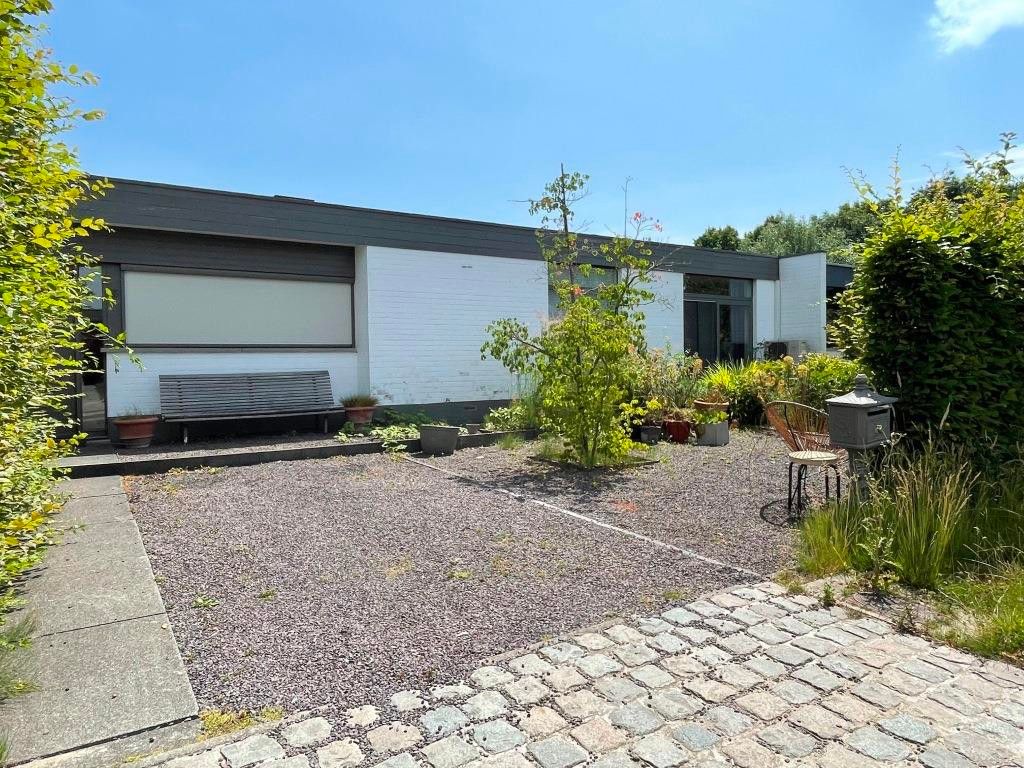 Seventies bungalow, rustig gelegen in het mooie Latem. foto {{pictureIndex}}