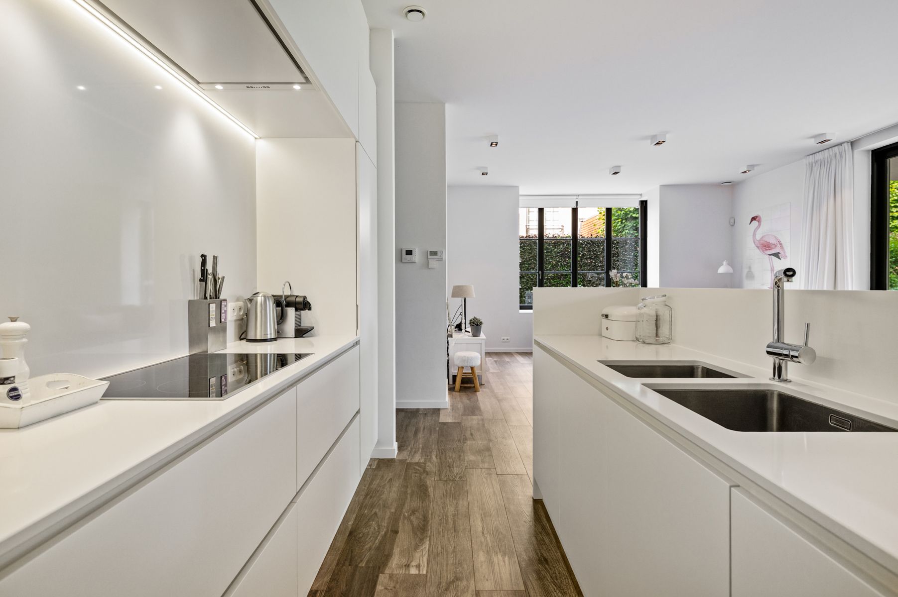 Luxe gelijkvloersapp. met ondergrondse parking en tuin. foto 11