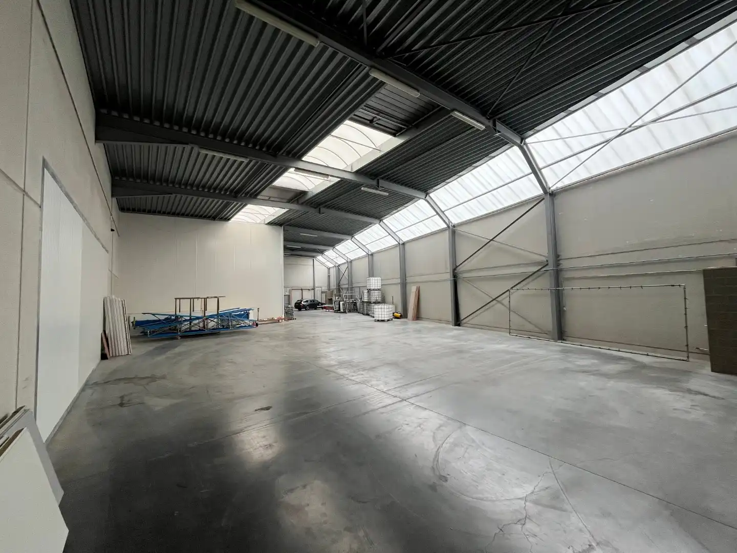 UITSTEKEND GELEGEN WERKPLAATS (699m²) + PARKING ! foto 2
