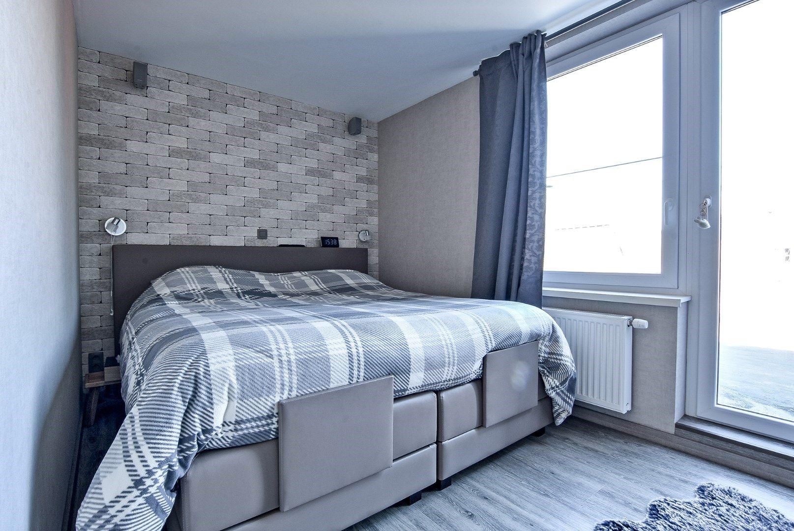 Stijlvol gerenoveerde woning met 4/5 slaapkamers en 2 garages te Diksmuide! foto 14