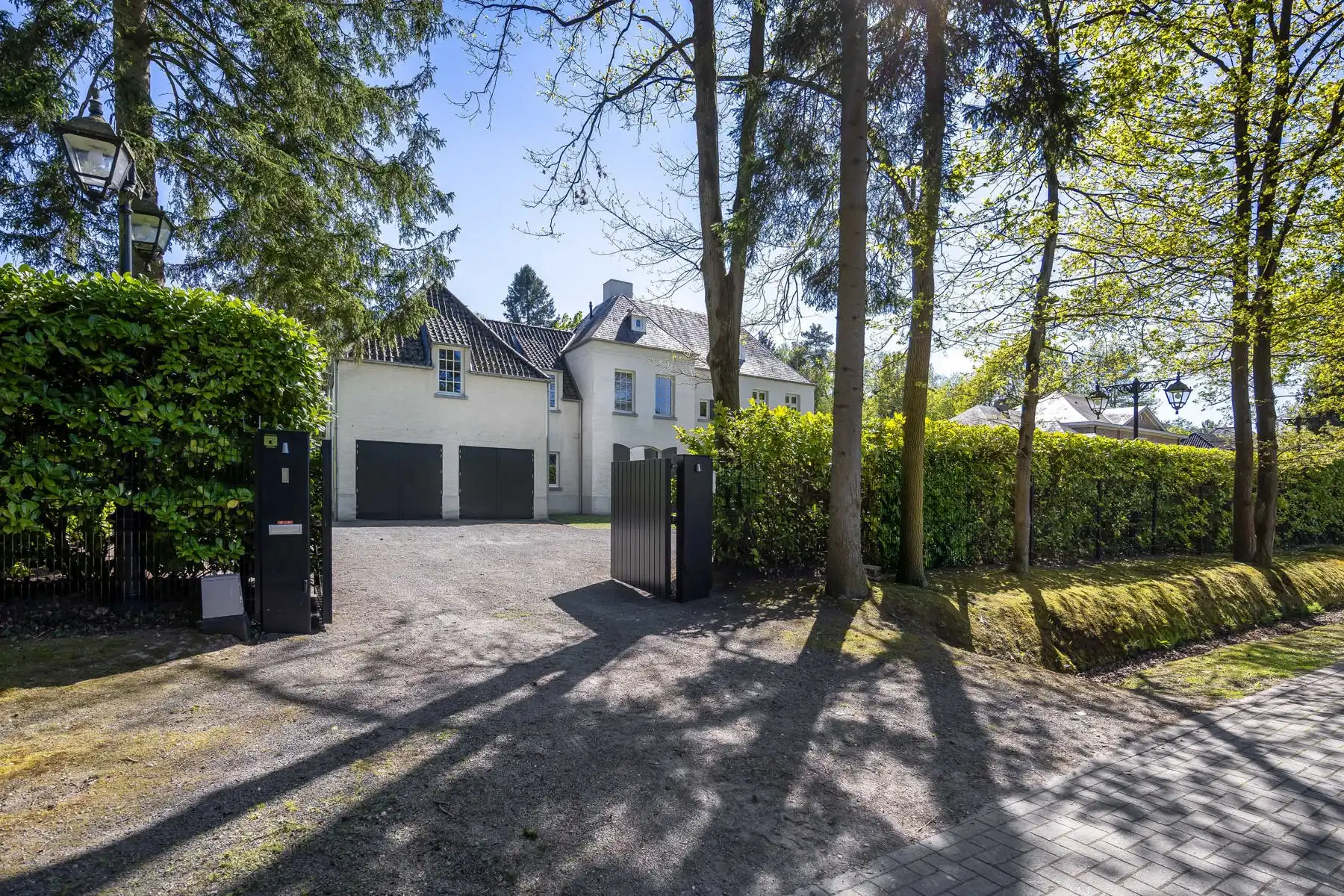 Magnifieke villa op 2.415 m² in residentiële wijk foto {{pictureIndex}}