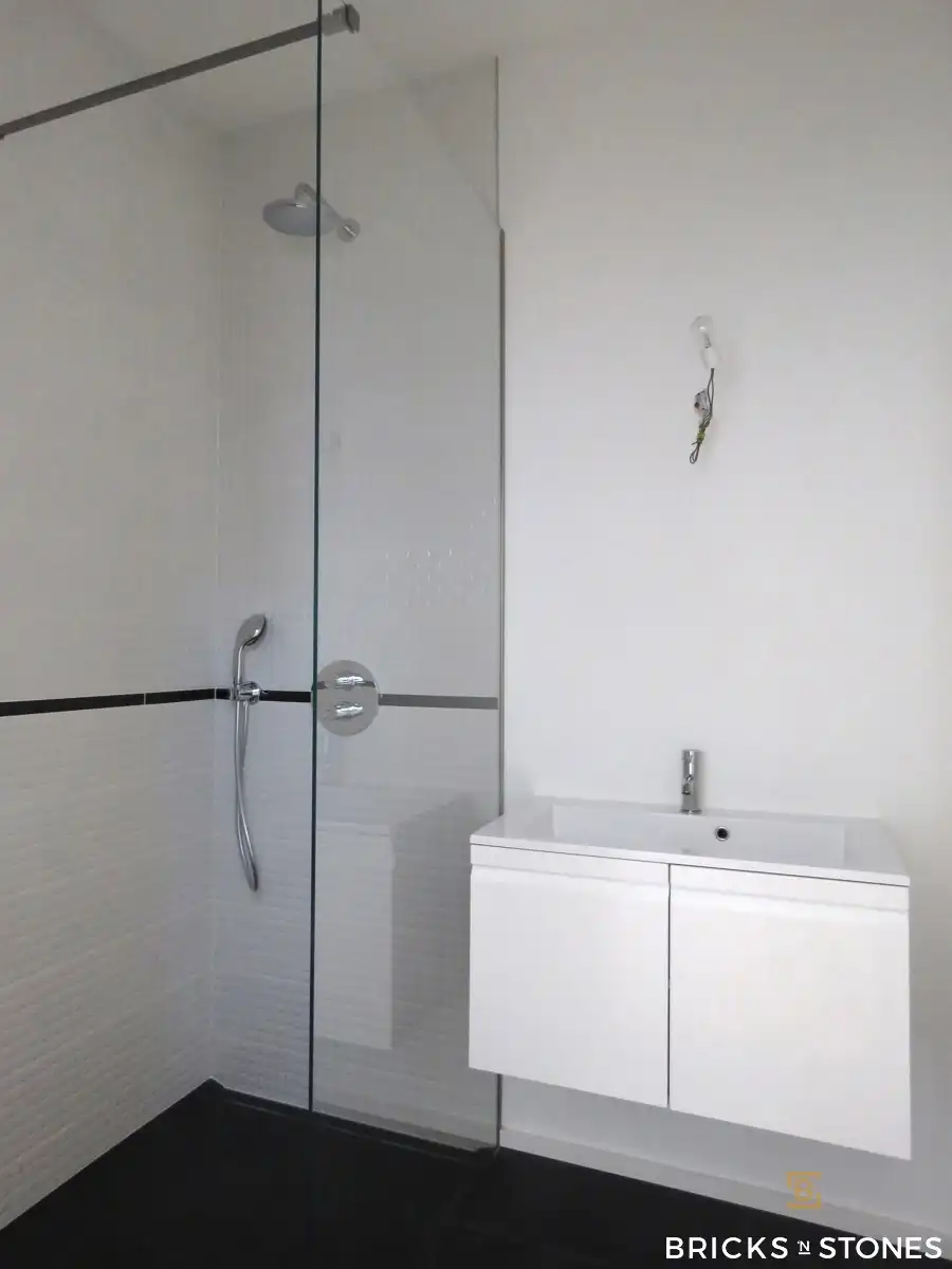 Gerenoveerd appartement met 2 slaapkamers en tuin! foto 8