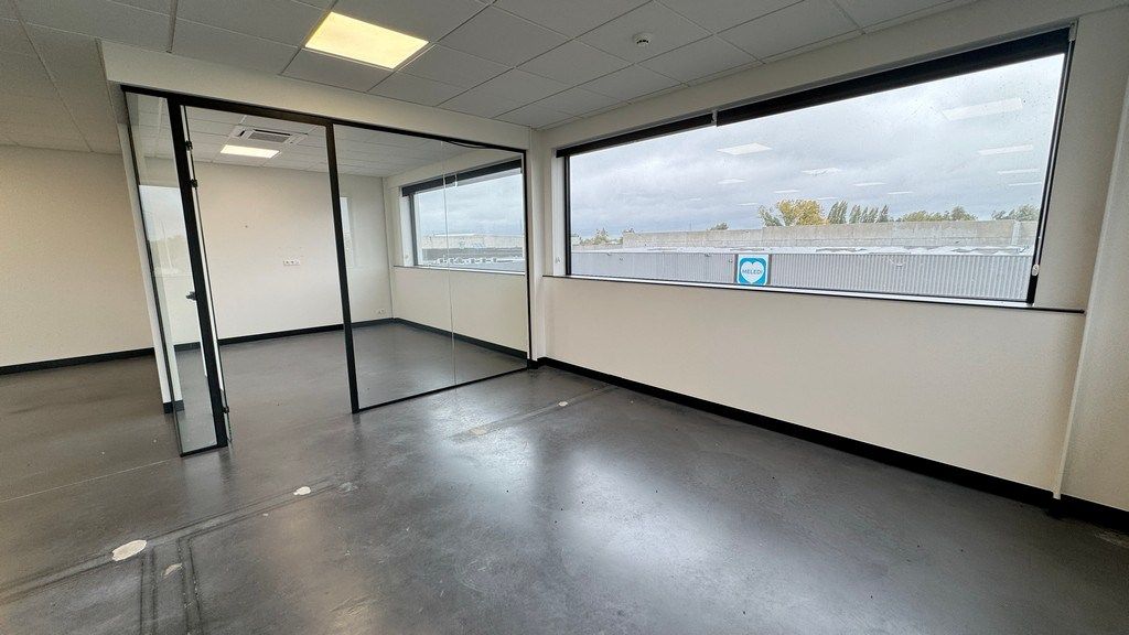 Instapklare kantoren te huur met terras vlakbij afrit R4 in Evergem foto 11