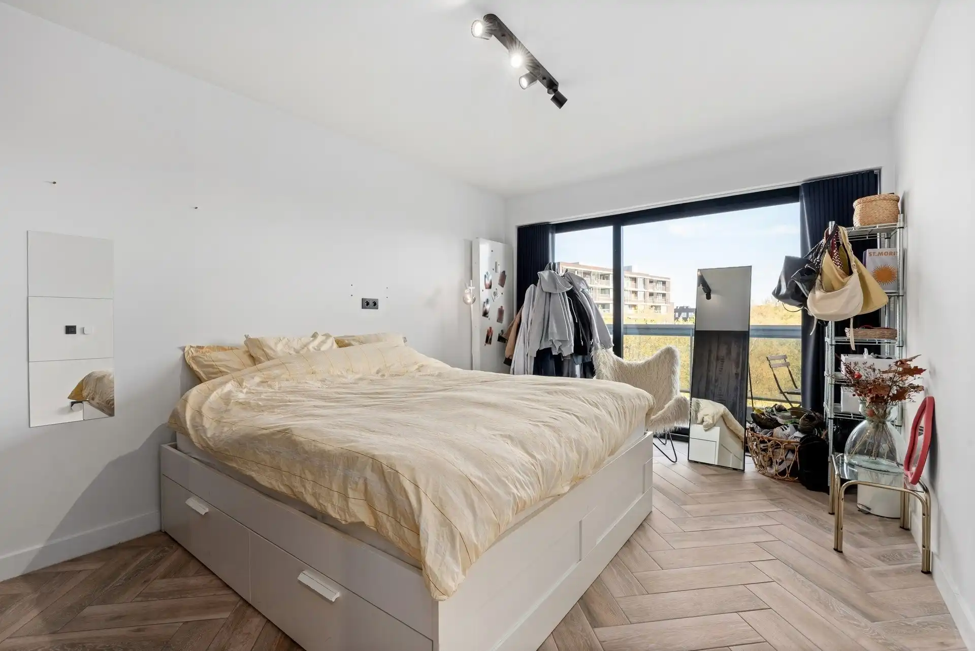 Gerenoveerd appartement met ruim terras foto 9