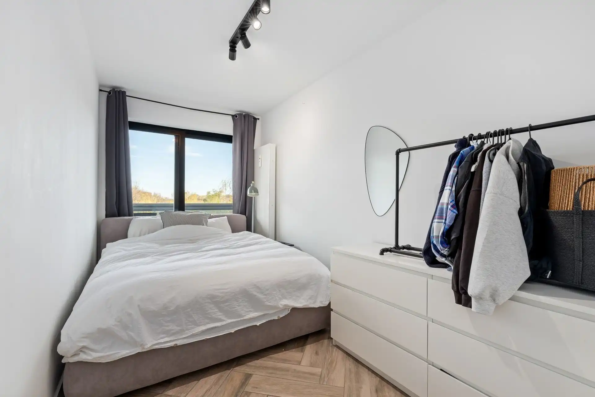 Gerenoveerd appartement met ruim terras foto 9