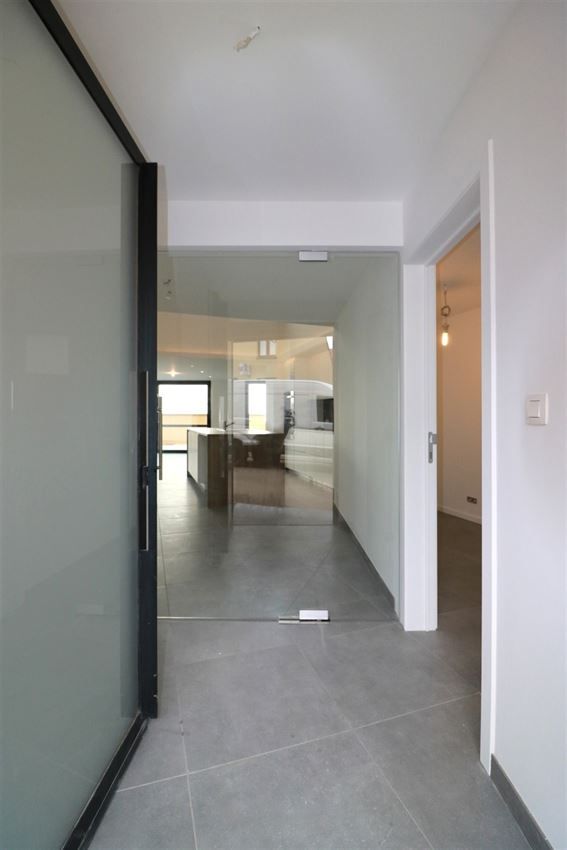 Architecturaal plaatje met 4 slpk., garage en riant terras foto 3