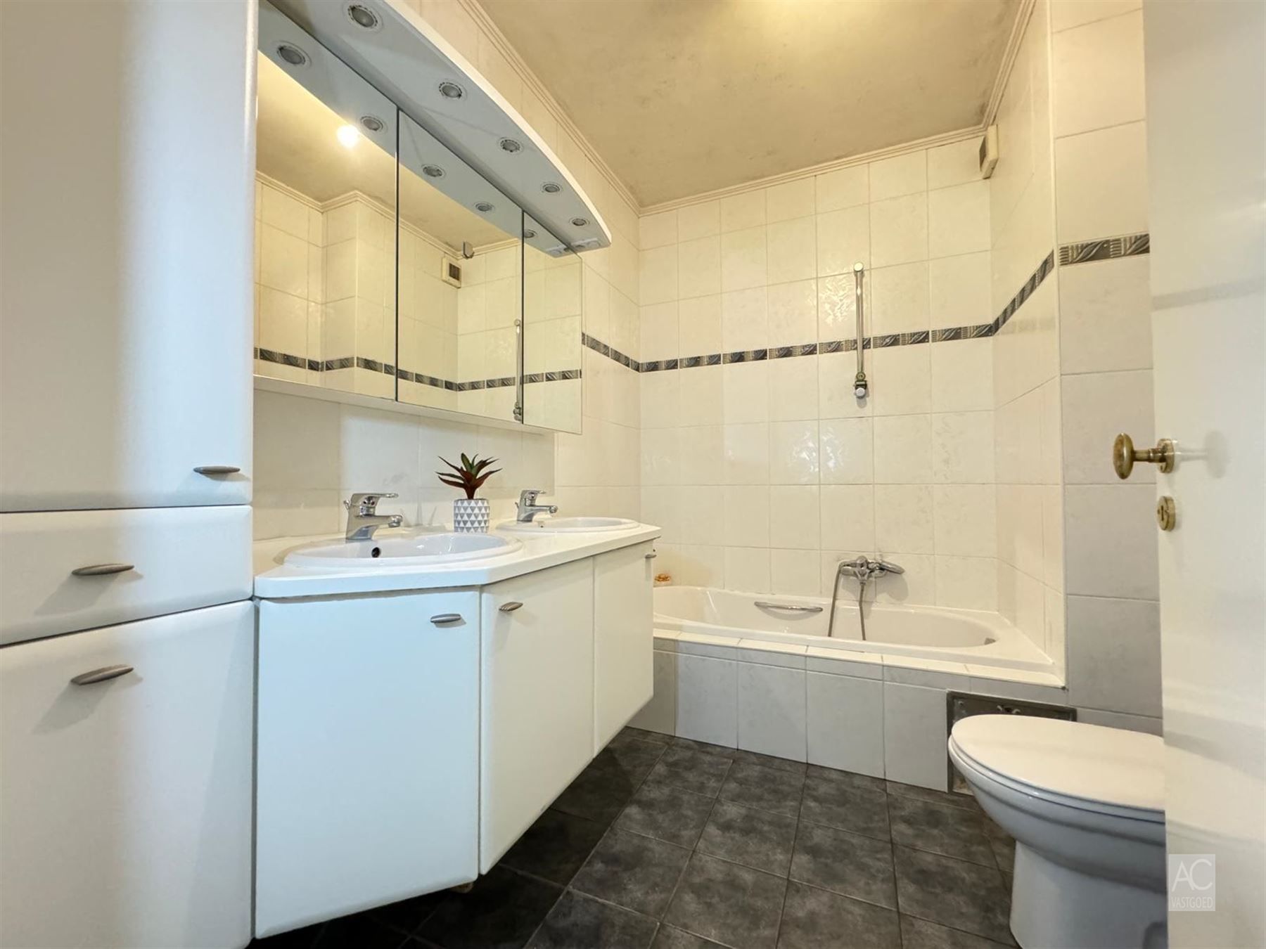 Gelijkvloers appartement met garage foto 8