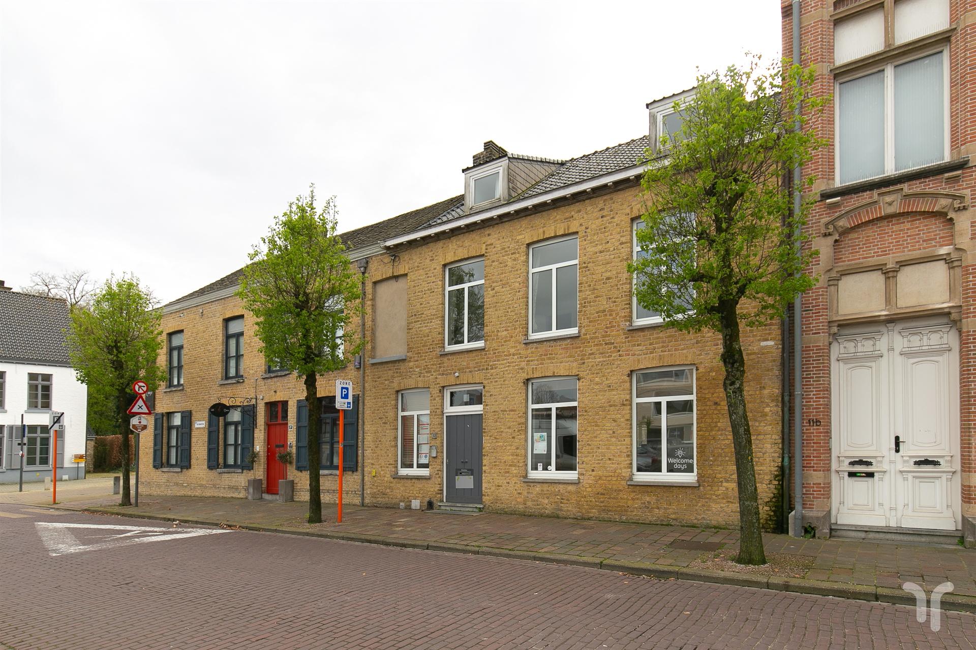 Commercieel gelegen kantoorgebouw met parking, uitweg en appartement met 3 slaapkamers. foto {{pictureIndex}}