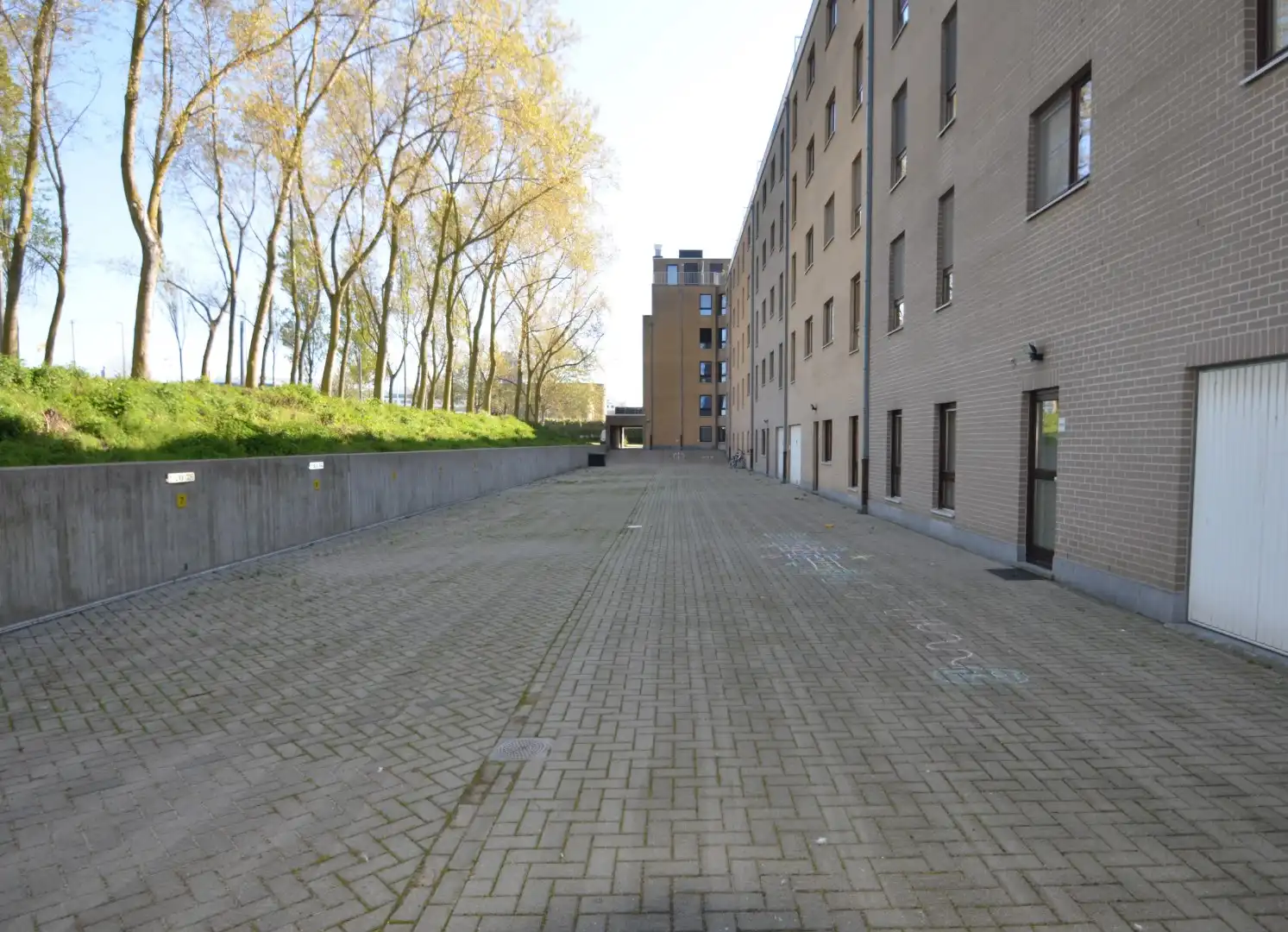 Ruime staanplaats, afgesloten terrein, vlot inrijden. foto 4
