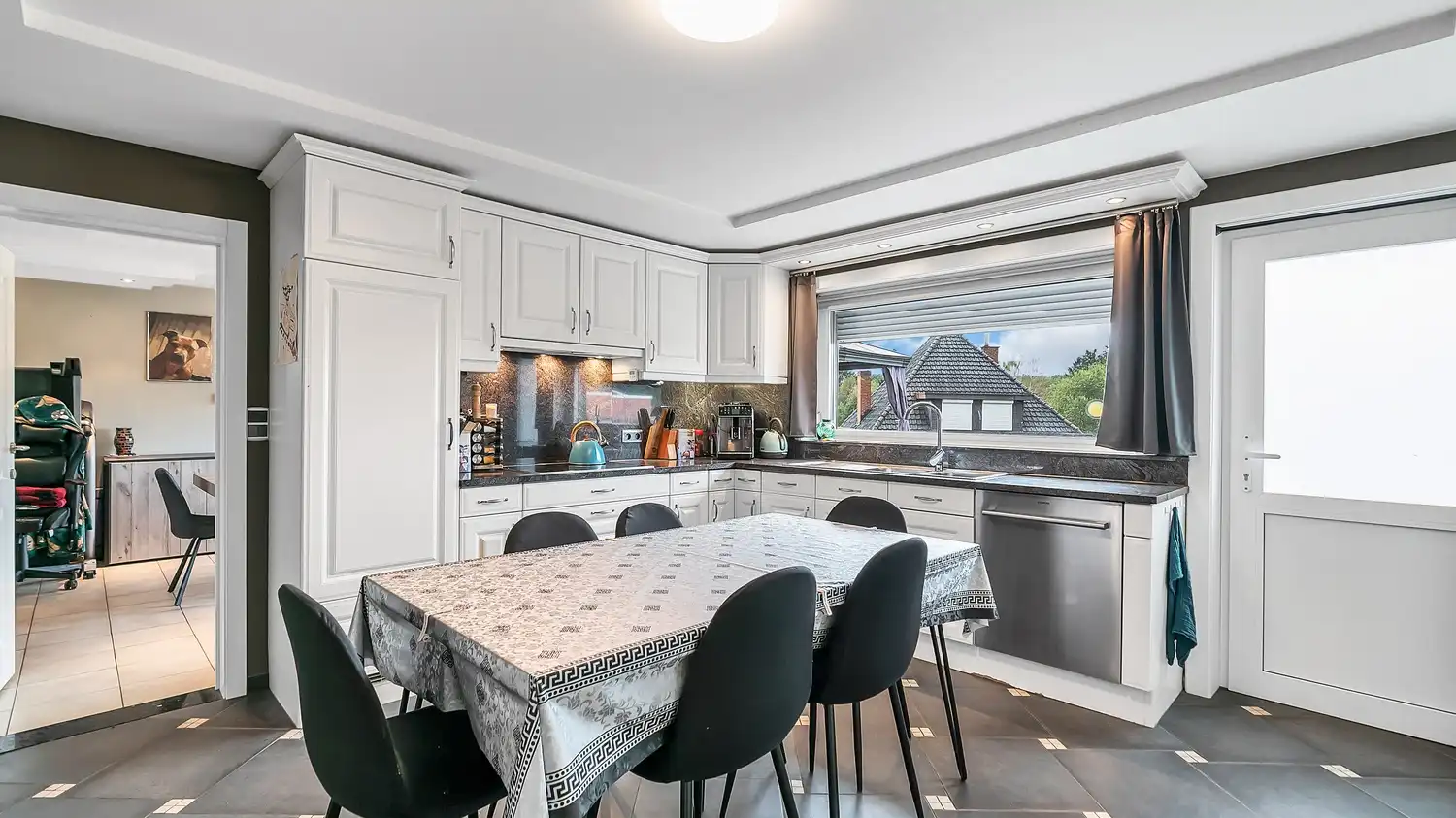 Ruime gezinswoning met 3 slaapkamers + bureel/slaapkamer en mogelijkheid tot extra slaapkamers op zolder foto 8