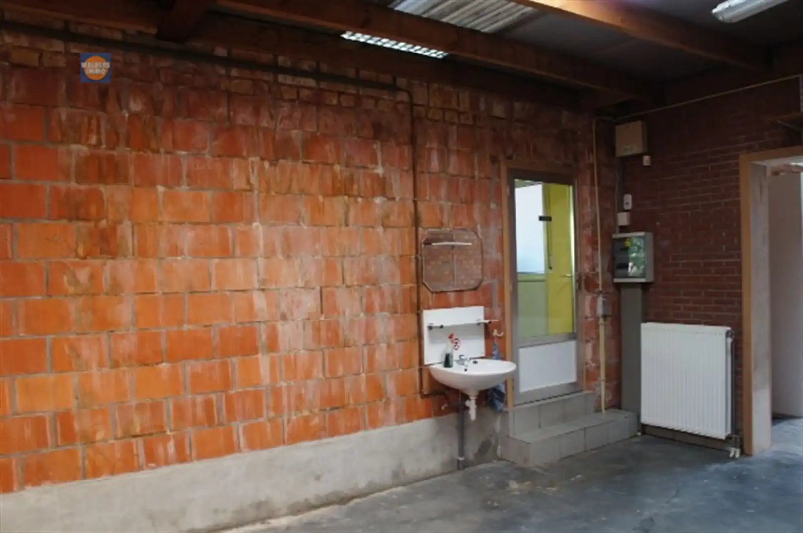 Magazijn met bureelruimte foto 4