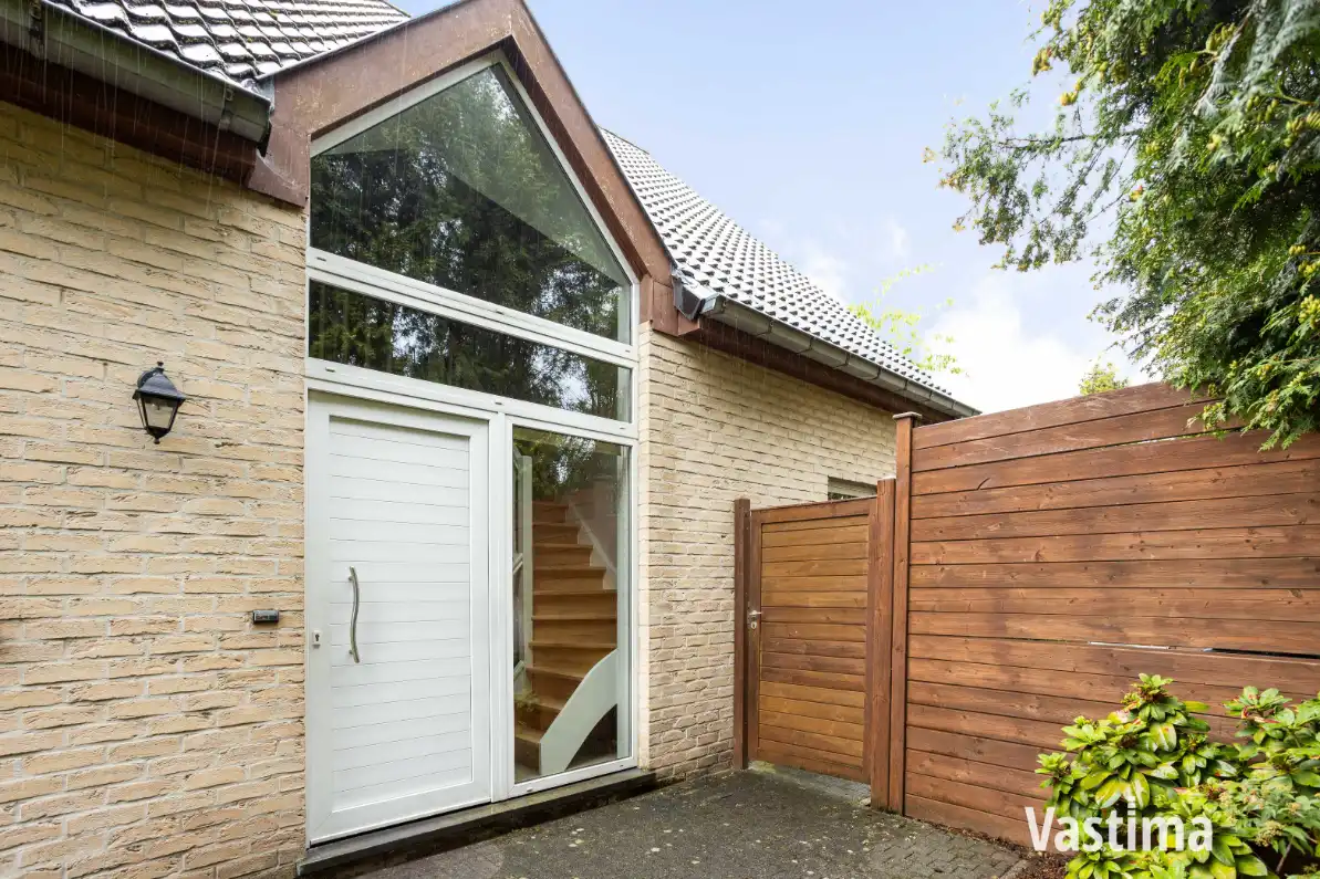 Ruime en instapklare villa met 4 slaapkamers en dubbele garage in doodlopende straat foto 2
