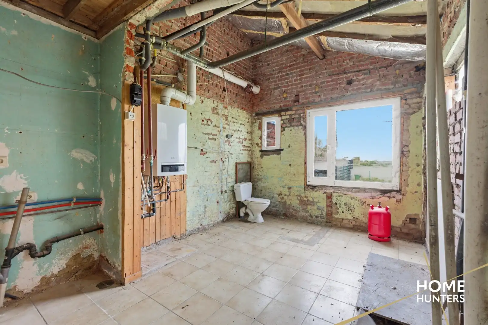 Halfopen te renoveren woning met 4 slaapkamers, ruime tuin en garage op gunstige locatie te Ieper foto 11