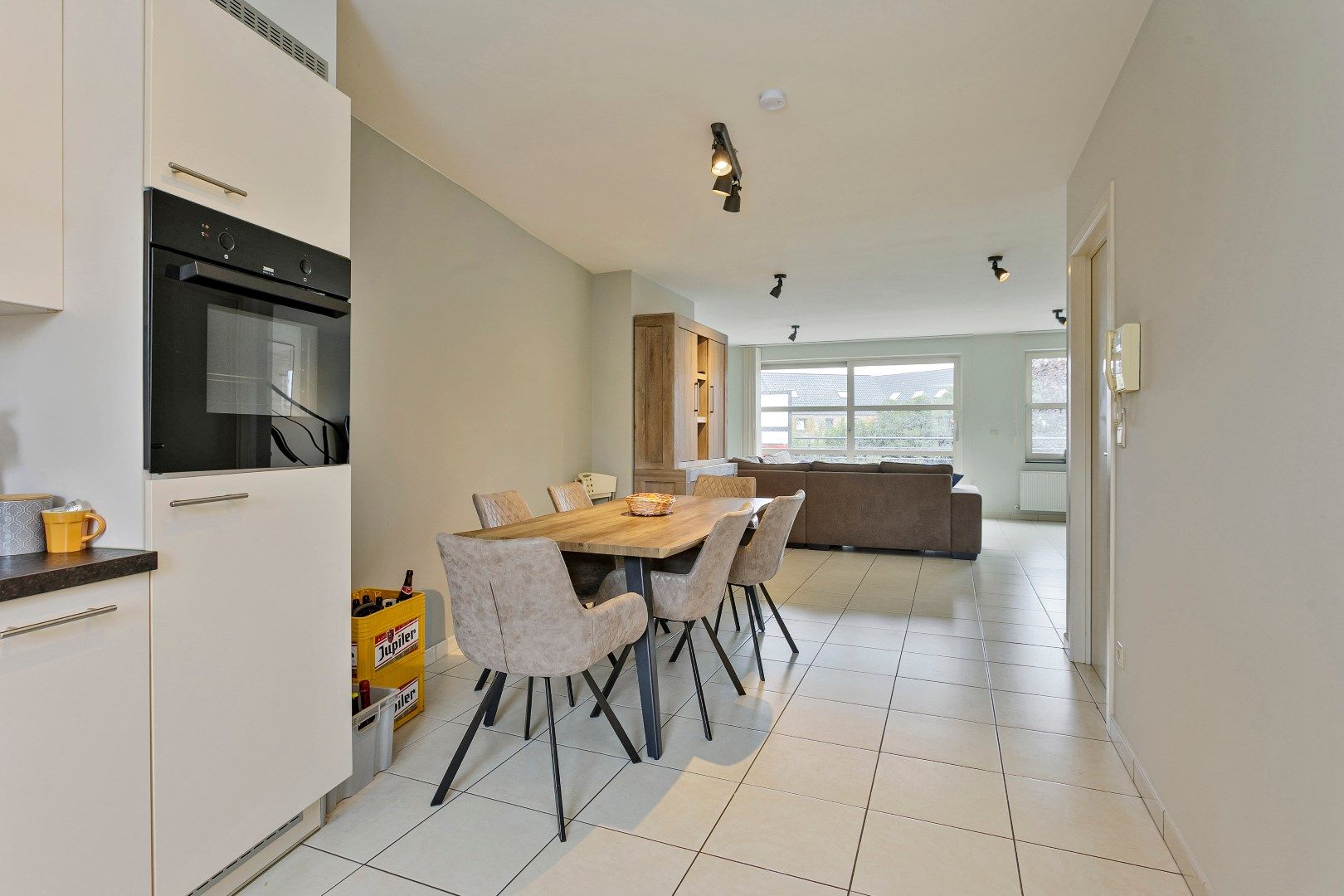 Comfortabel appartement voorzien van 3 slaapkamers, een fraai terras en een autostandplaats gelegen in het centrum van Kinrooi!  foto 6
