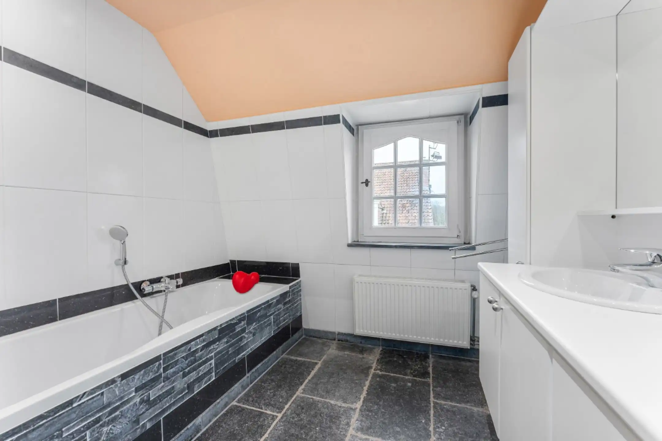 Zeer ruime woning met 5 slaapkamers, veel potentieel. foto 24