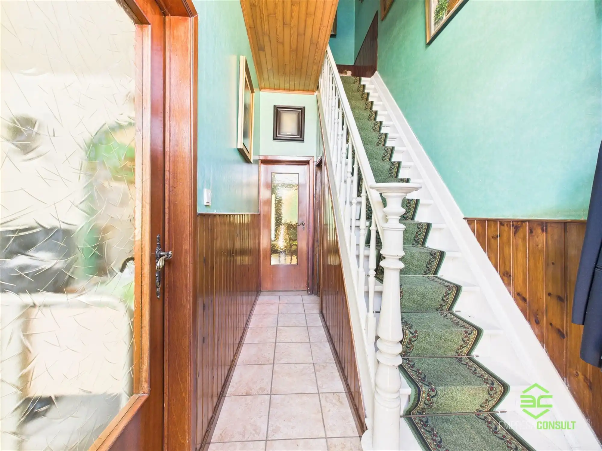 Op te frissen gezinswoning met 3slpk in Montenaken! foto 2