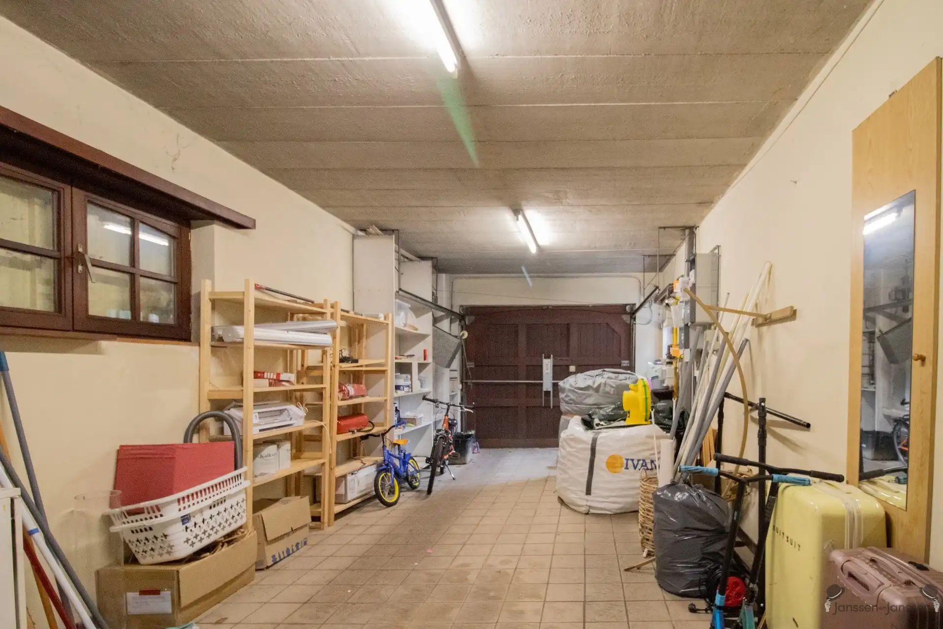 Ruime op te frissen villa met 2 keukens, 2 badkamers en min. 5 slaapkamers op 1.157 m² foto 21
