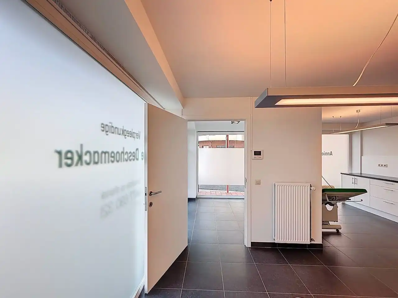 Praktijkruimte in standingvolle residentie ter hoogte van de Knokkestraat te Heist. foto 13