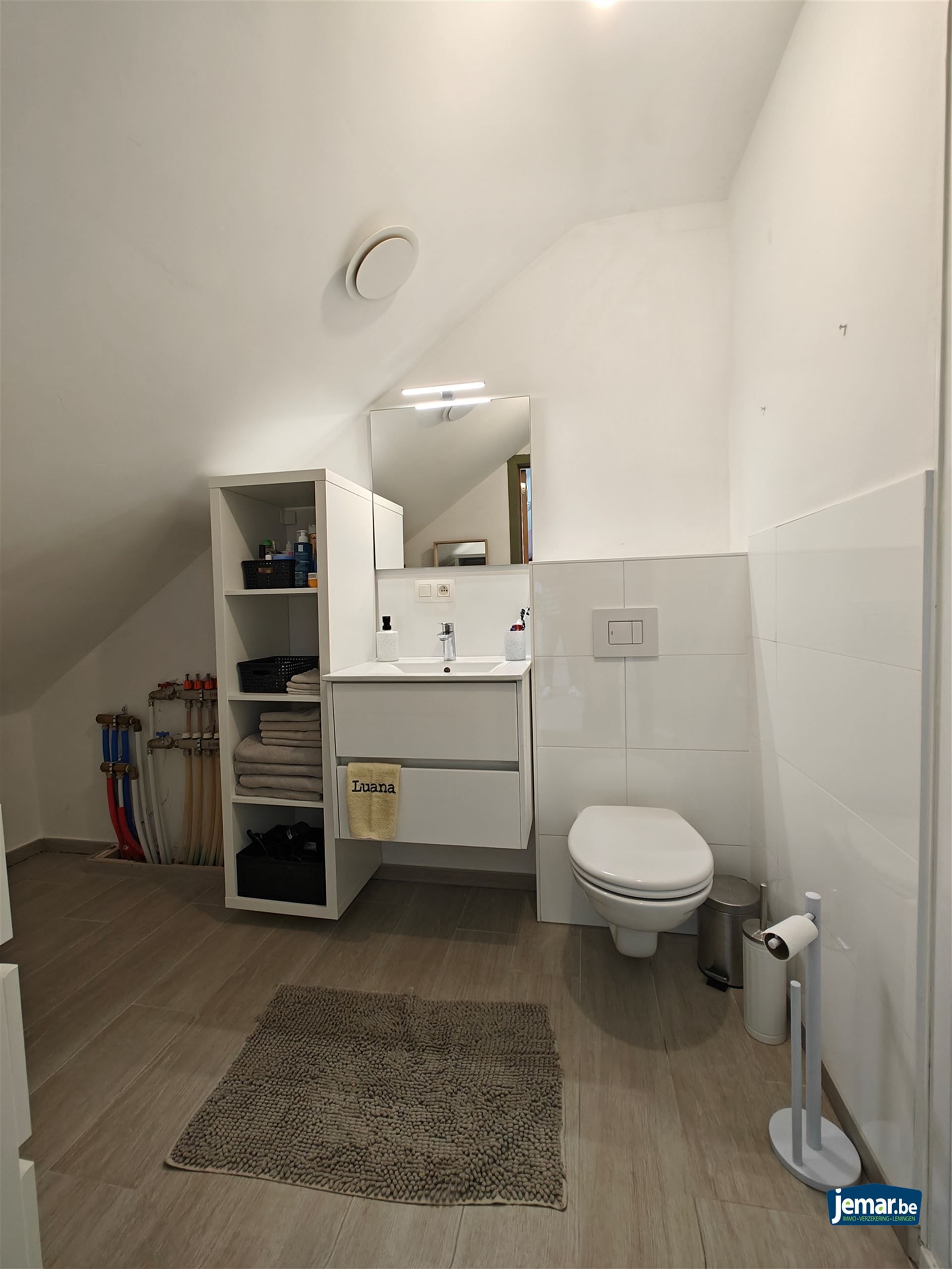 Woning met 5 slaapkamers, 2 badkamers en een grote garage foto 22