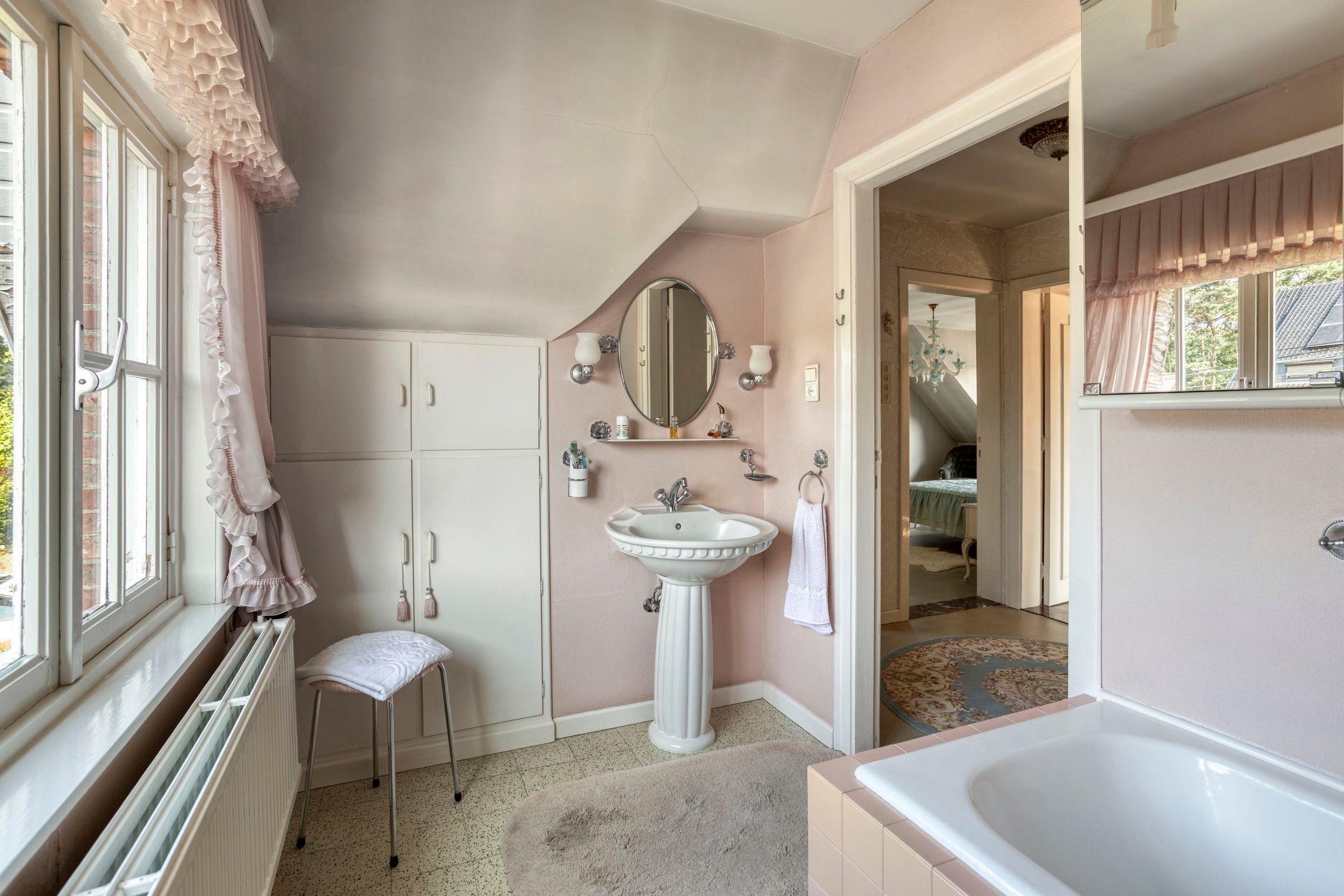 Te renoveren woning met veel potentieel foto 20