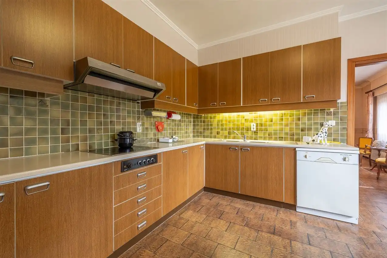 Handspand met ruime woonst en magazijn foto 9