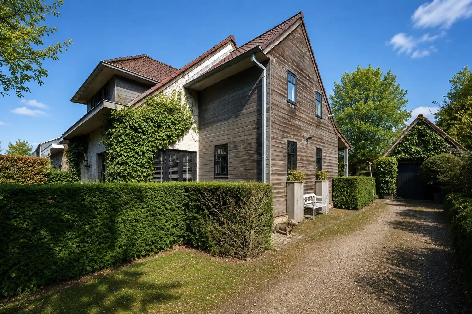Charmante halfopen woning met polyvalent bijgebouw foto 4
