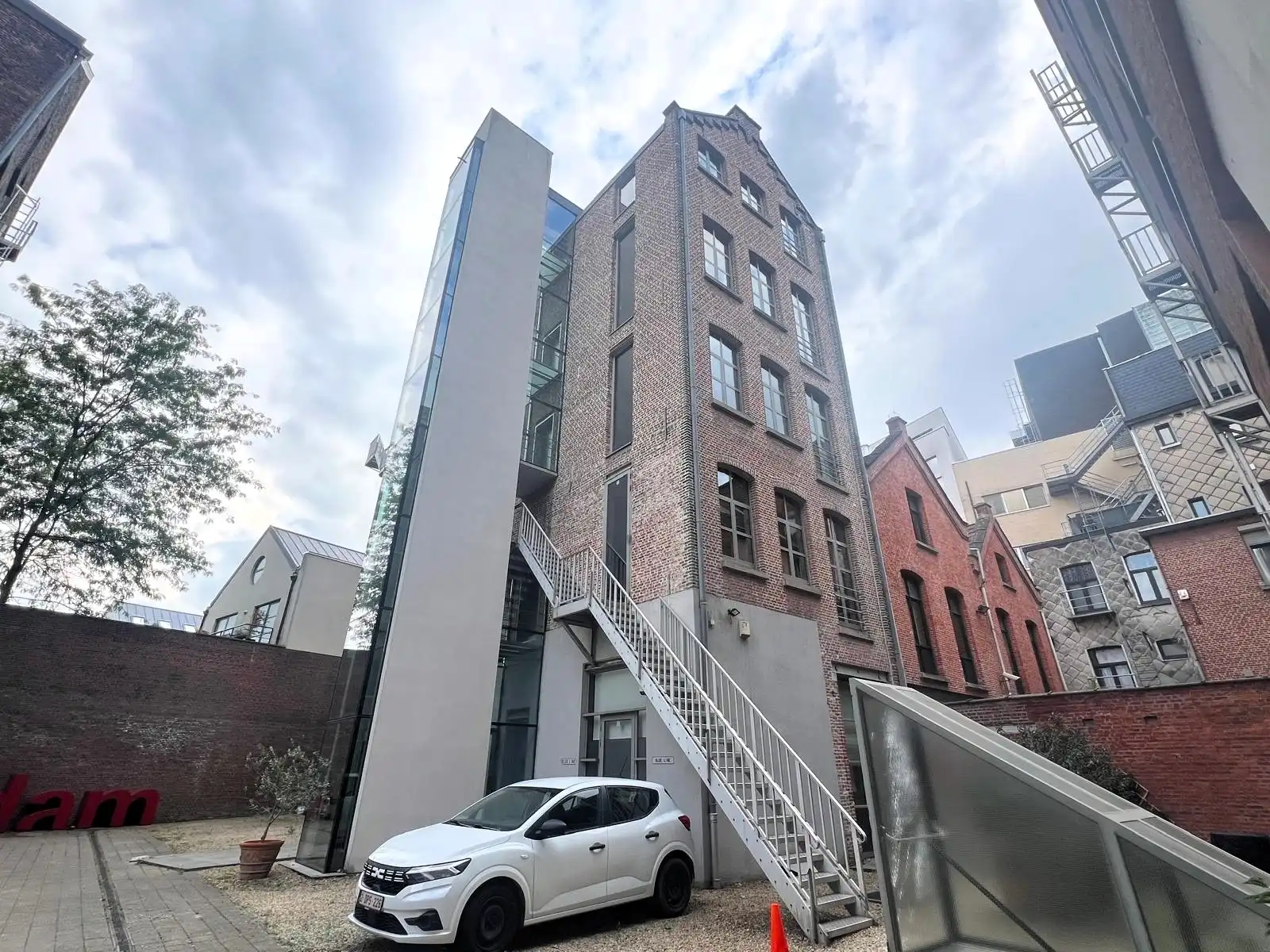 Loftkantoren in gerenoveerd pakhuis aan het Eilandje foto {{pictureIndex}}