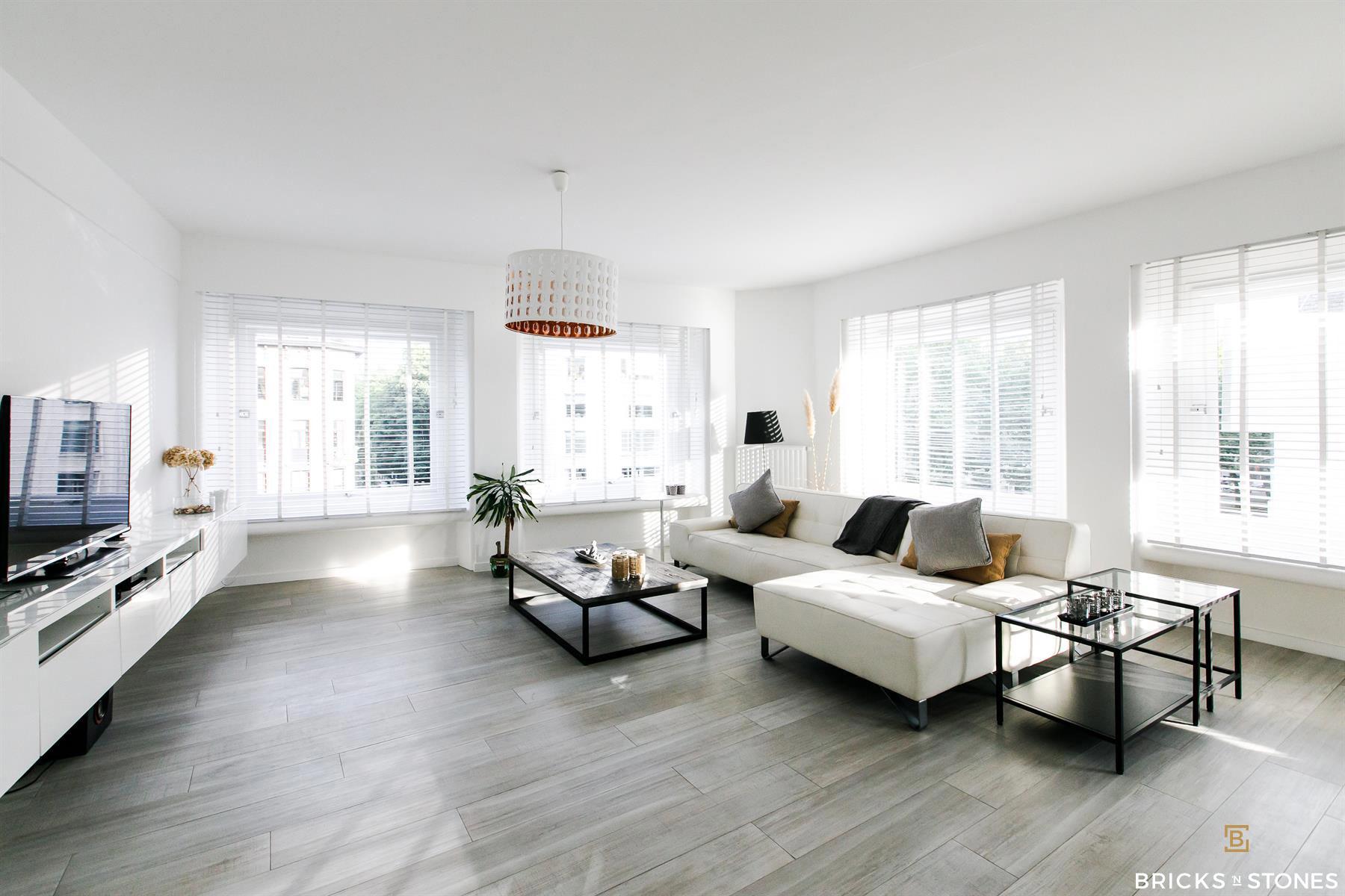 Luxueus gemeubeld twee slaapkamer appartement foto {{pictureIndex}}