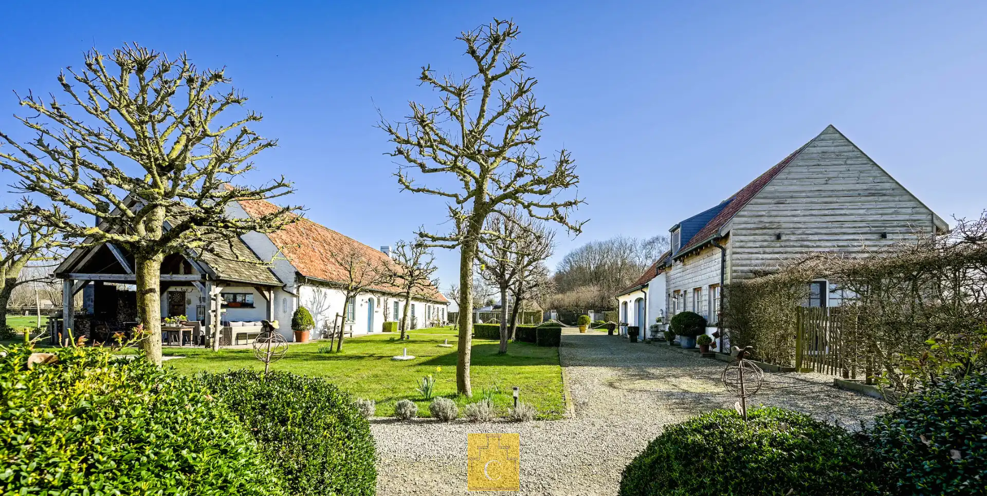 Idyllisch gelegen landgoed, voormalige hoeve, met karakterwoning, vakantieverblijf/boutique B & B met 6 vergunde kamers, parking en weide op circa 1 ha foto 4