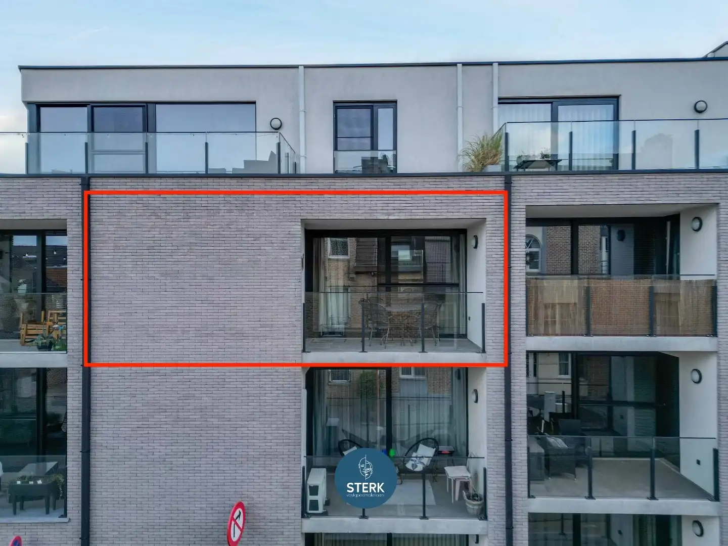 RECENT APPARTEMENT INCLUSIEF PARKING + 2 BERGINGEN IN CENTRUM LANAKEN !  foto {{pictureIndex}}
