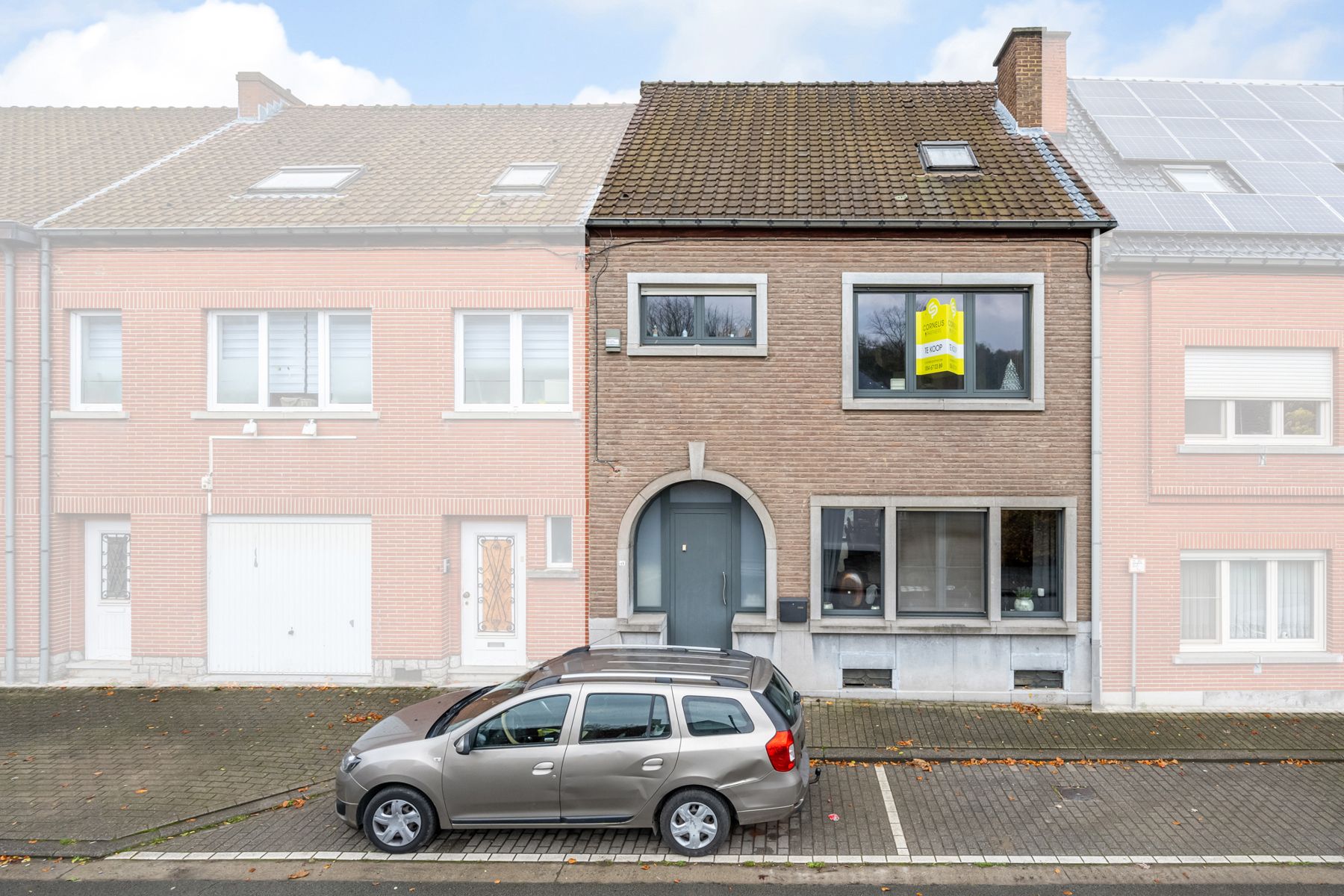 Ruime rijwoning met 4 SLPK, terras en gunstig EPC! foto {{pictureIndex}}