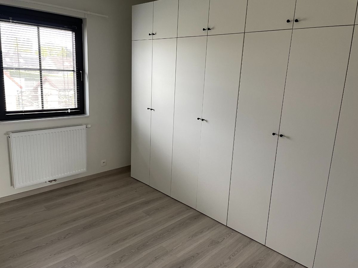 Drie slaapkamer EENGEZINSWONING met garage & tuin foto 30