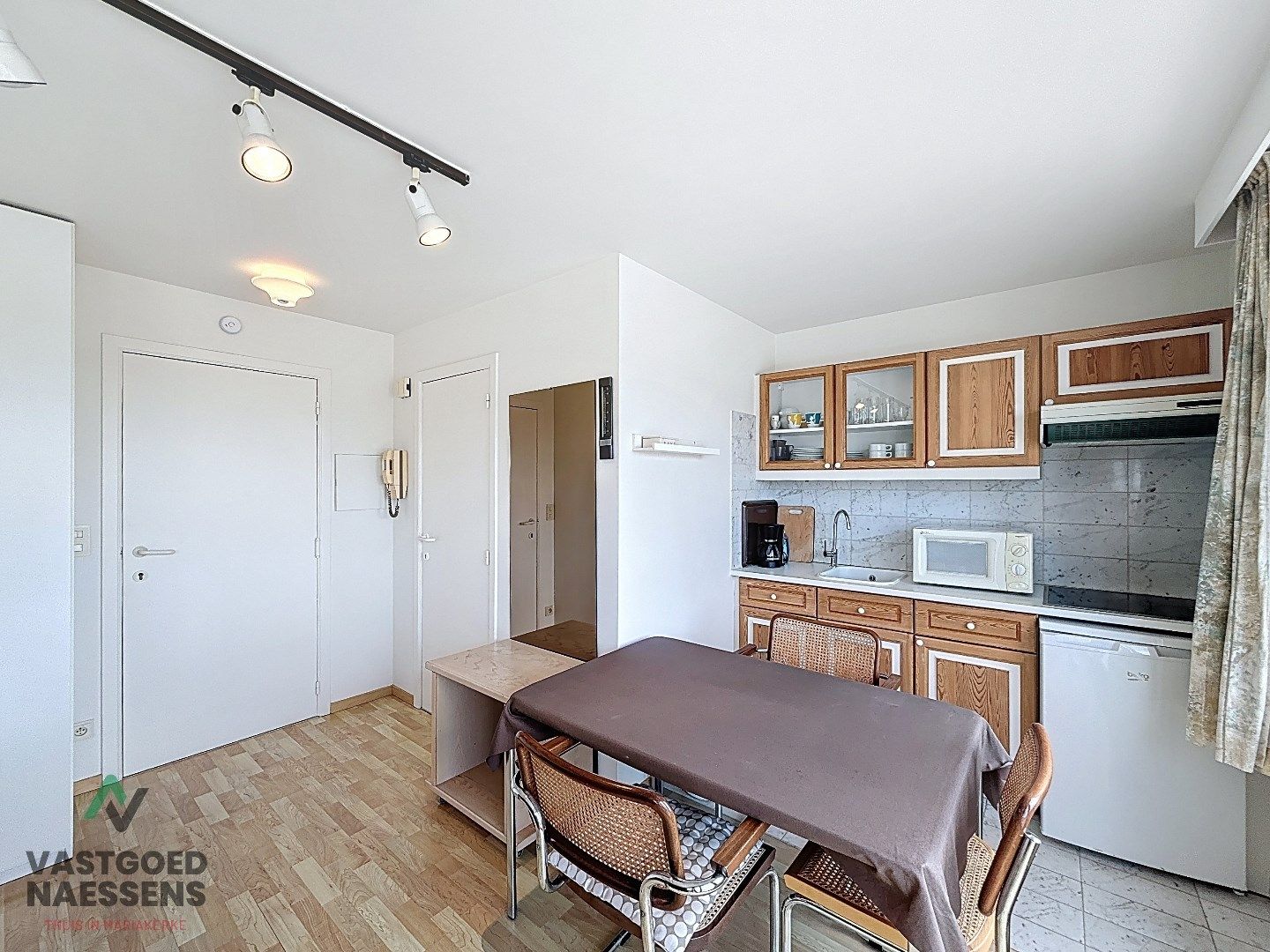 GEMEUBELDE STUDIO VLAKBIJ STRAND EN CENTRUM foto 4