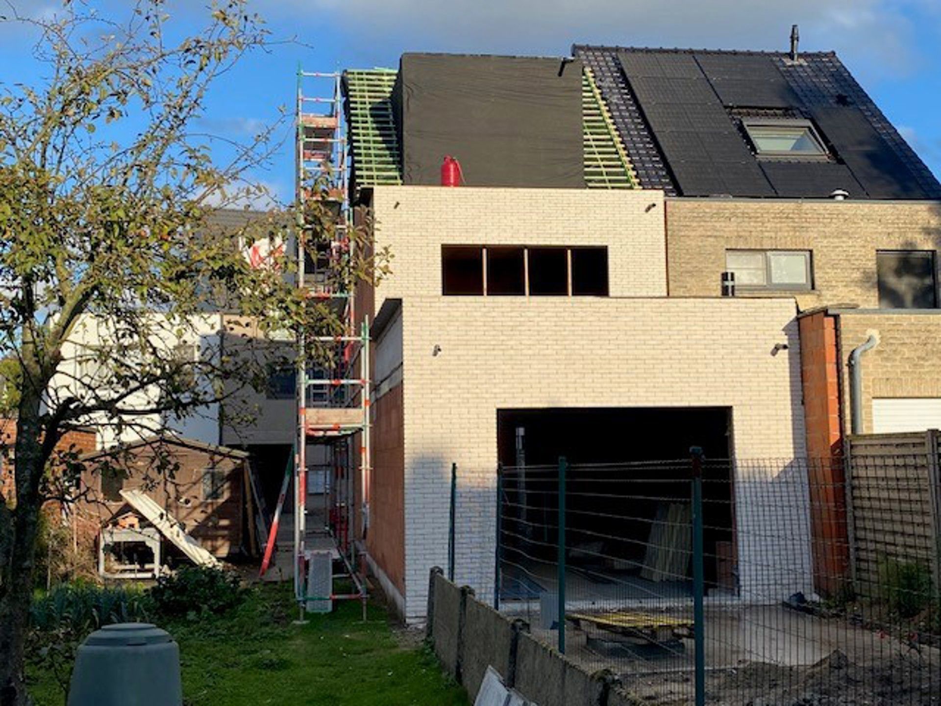 Nieuwbouwwoning met Z/W terras, tuin en garage foto 2