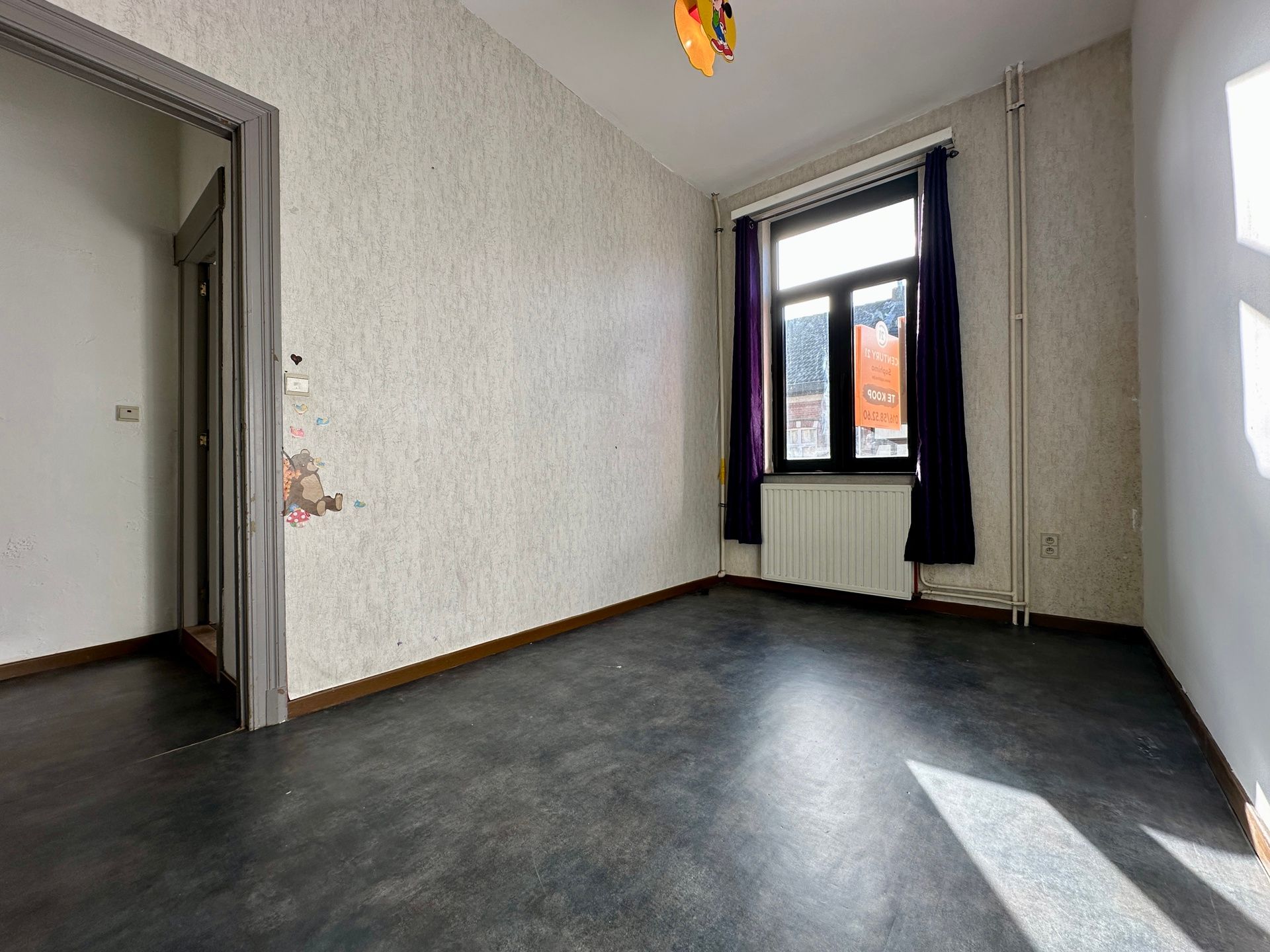 Centraal gelegen, op te knappen woning met koer foto 11