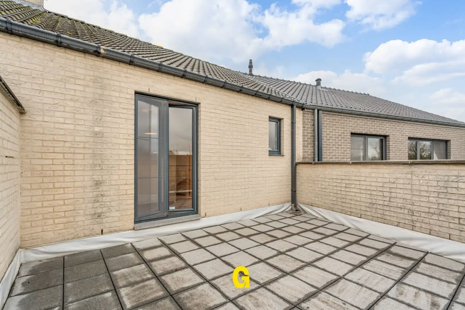 Degelijke instapklare rijwoning met drie slaapkamers, inpandige garage en tuin met terras vlakbij het centrum van Bilzen foto 21