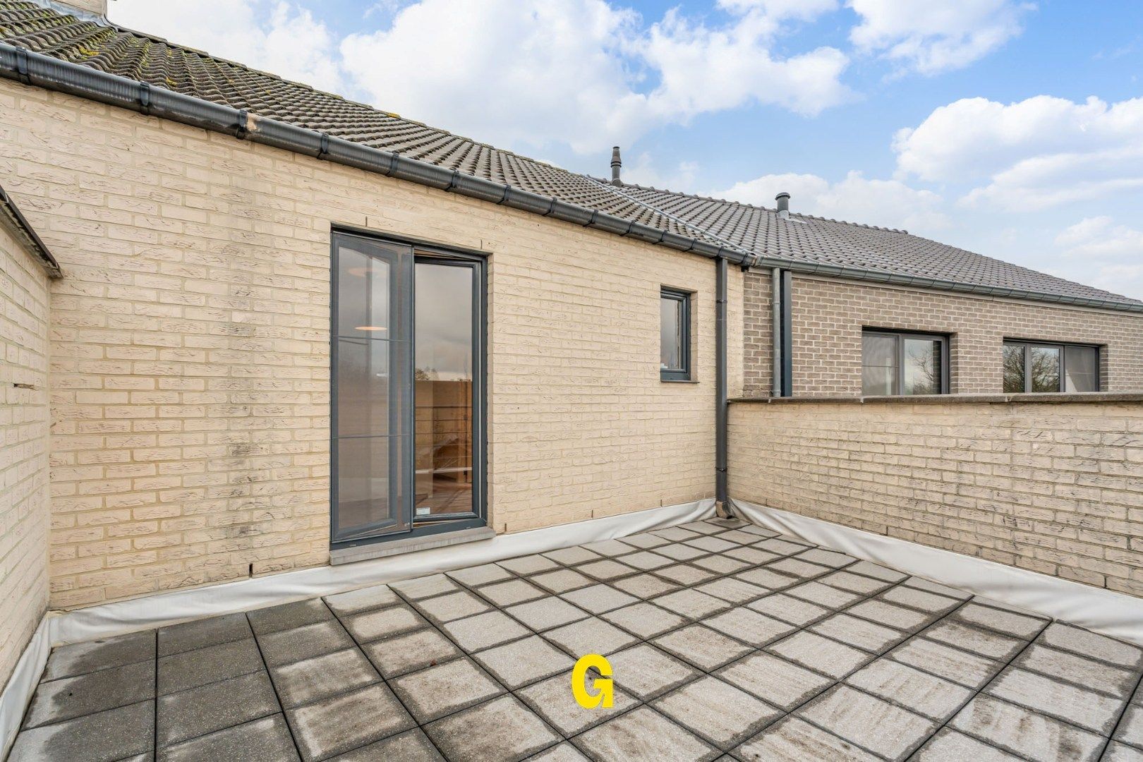 Degelijke instapklare rijwoning met drie slaapkamers, inpandige garage en tuin met terras vlakbij het centrum van Bilzen foto 21