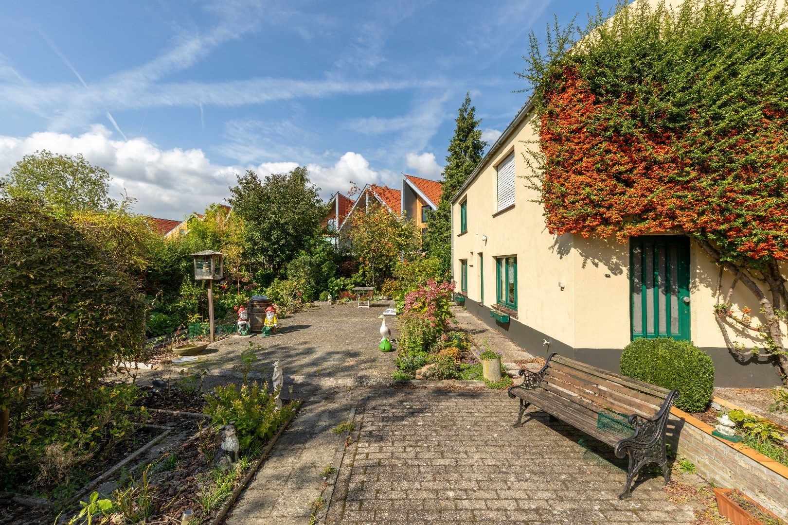 Uniek! Te vernieuwen half open tot open woning met leuke tuin in super hartje Brugge! foto 8