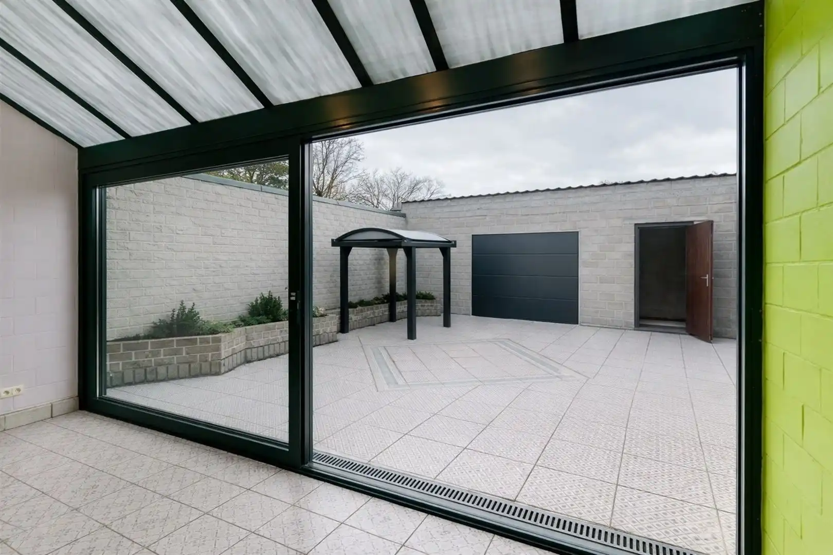 Lichtrijke polyvalente handelsruimte met tuin en terras foto 12
