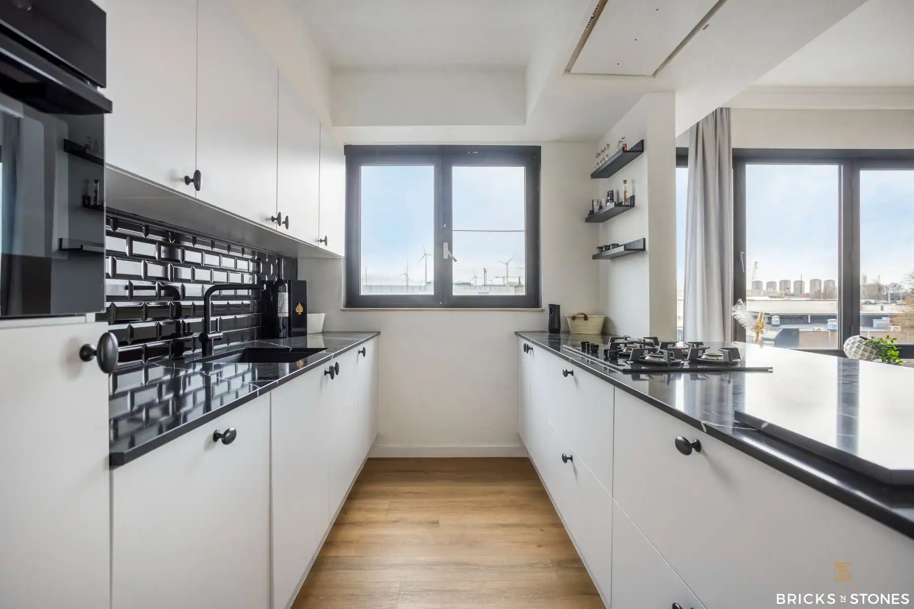 Gerenoveerd 2-slaapkamer appartement met terras foto 6