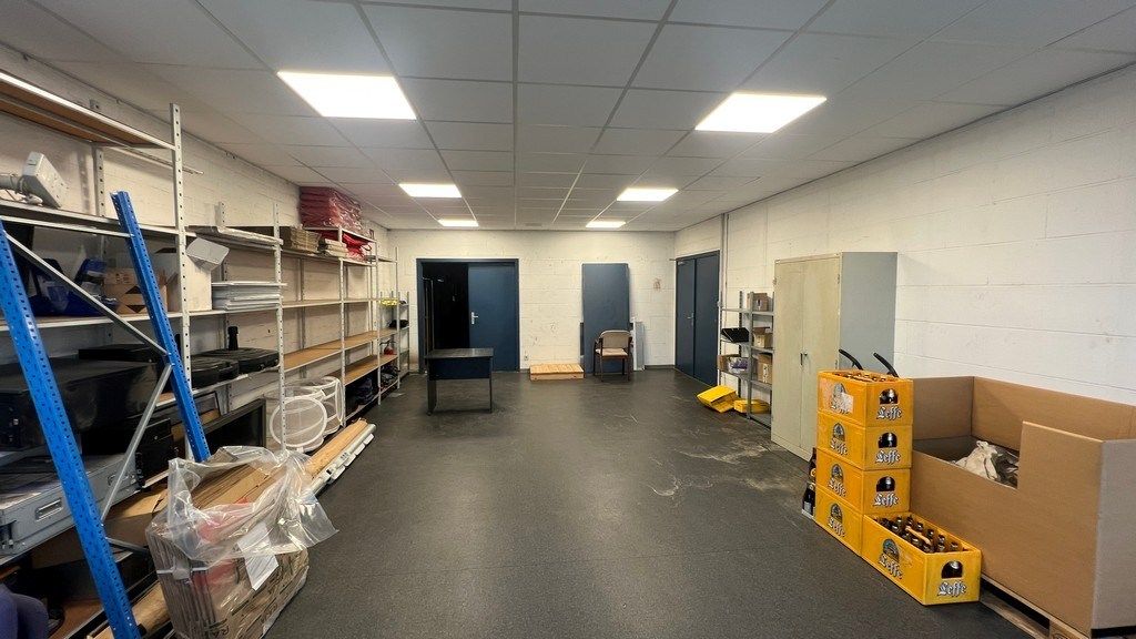 Magazijn met rolbrug en kantoren nabij N47 in Zele foto 14