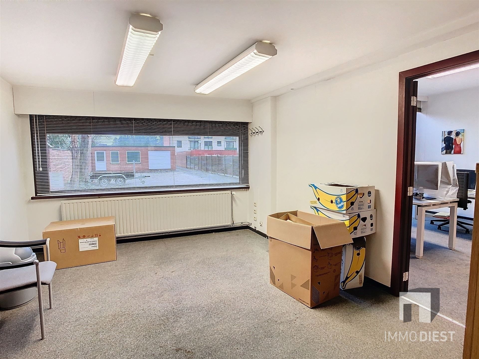 Handelsgelijkvloers 300m2 met 9 autostaanplaatsen foto 24