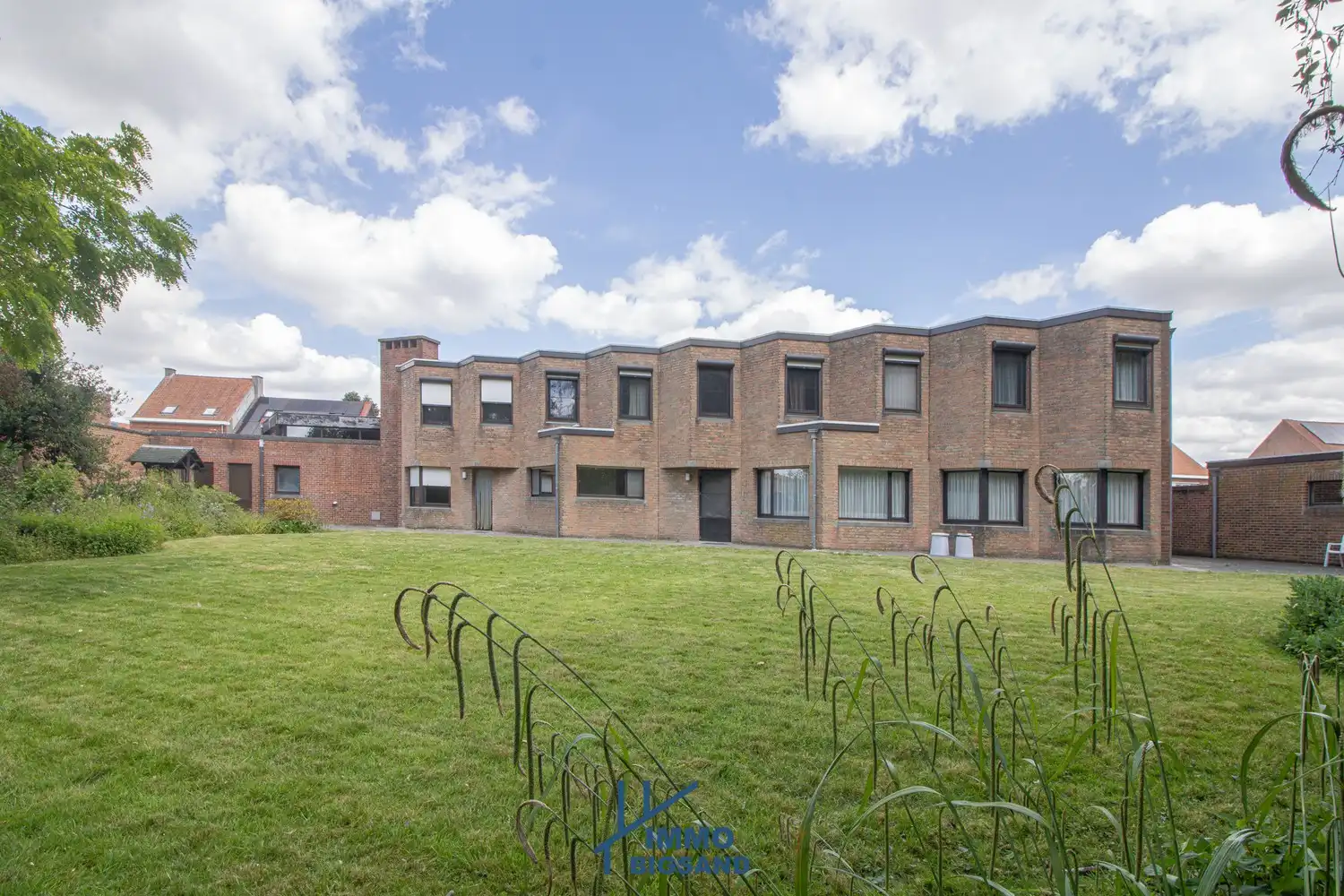 Ruime kloosterwoning op een perceel van 3082m² te koop met als zonering 'gelinkt met gemeenschapsvoorzieningen/zorgfunctie' foto 3
