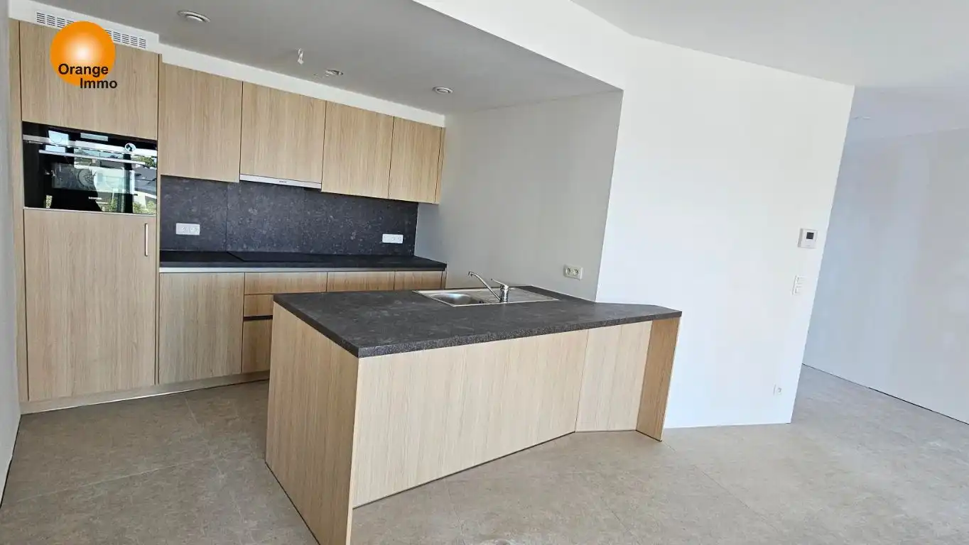Nieuwbouwappartement met één slaapkamer gelegen in het commercieel en bruisend centrum van Eisden. Een appartement voor wie wil wonen in een gezellig en comfortabel complex voorzien van tal van faciliteiten. foto 4