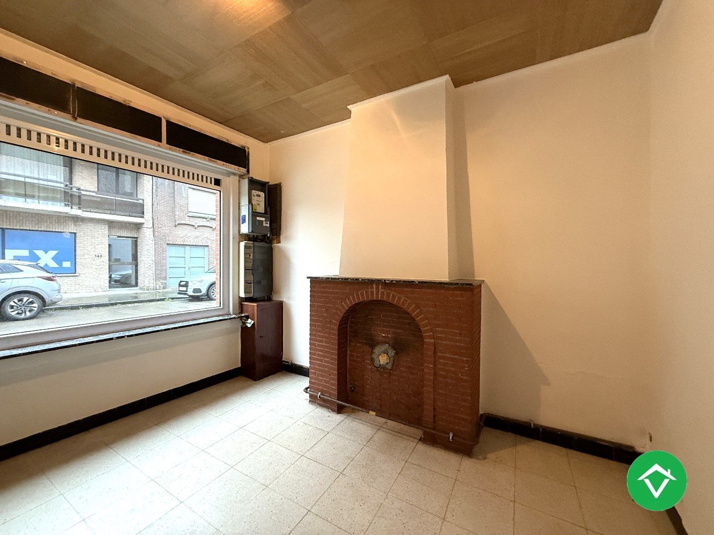 Instapklare rijwoning met 2 slaapkamers, zolder en koer in centrum Roeselare foto 3