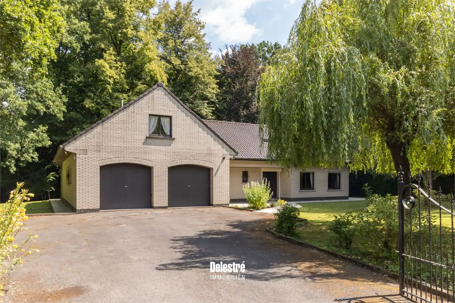 ** IN OPTIE ** TIJDLOZE VILLA OP 3.317 M2 BOIS DE STRIHOUX foto {{pictureIndex}}