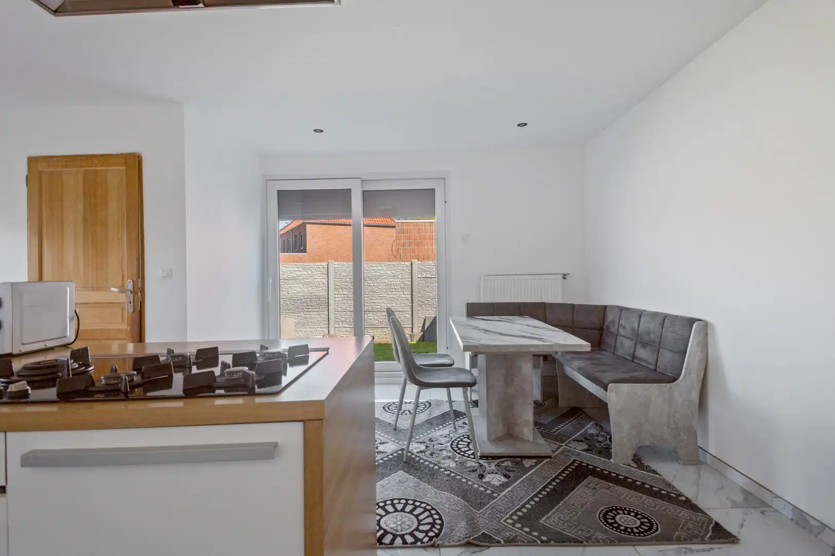 Gerenoveerde woning met tuin, carport en rustige ligging in Willebroek! foto 6