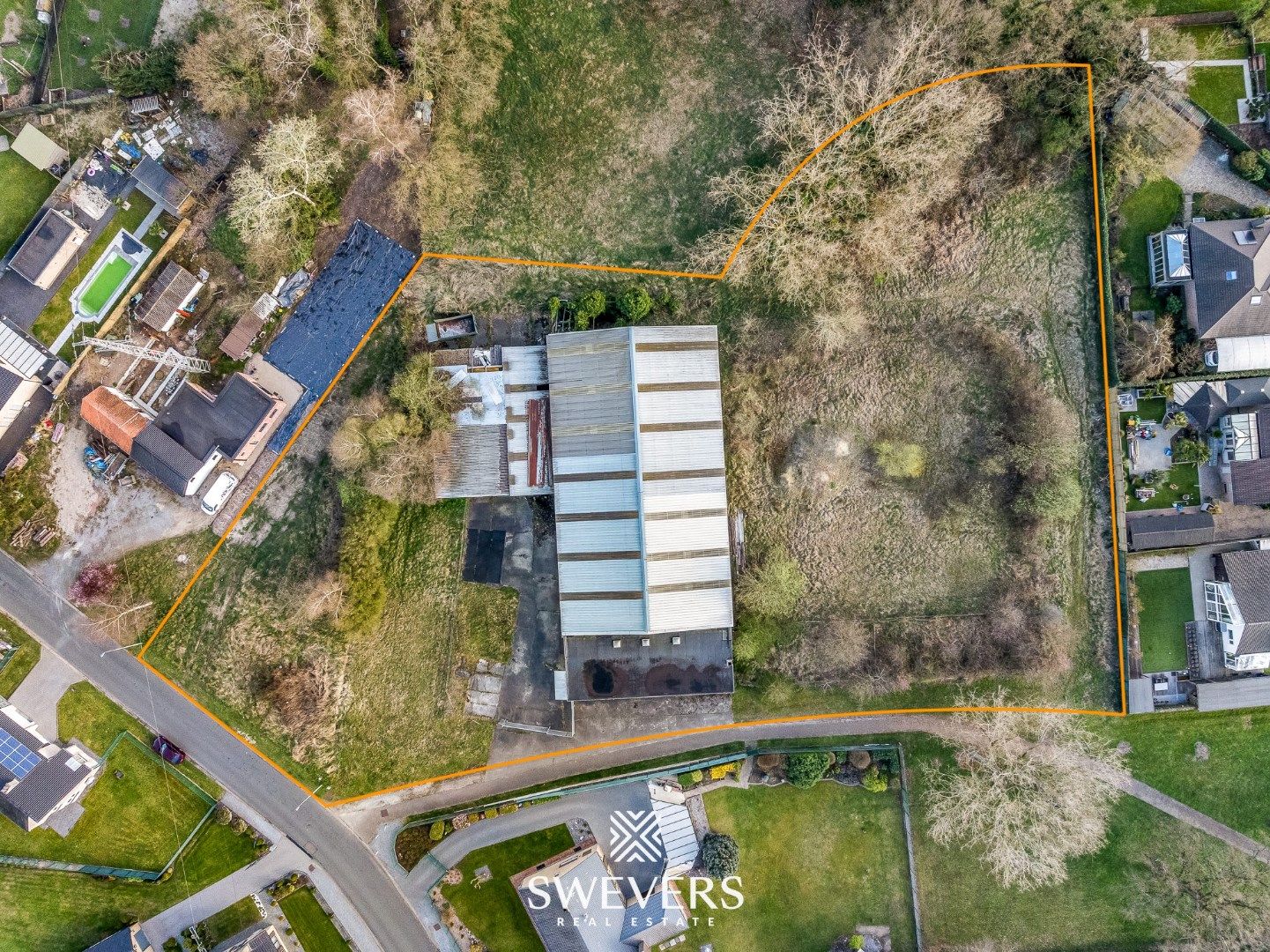 Groot sportgebouw met woonst op een perceel van 77a 60ca (of herverkaveling) foto 2