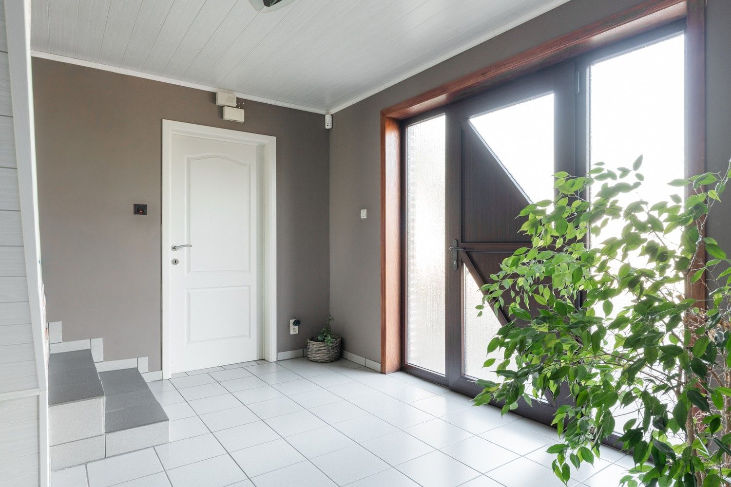 Vrijstaande woning met ruime garage en tuin, rustig gelegen nabij natuurgebied en Nederlandse grens foto 2